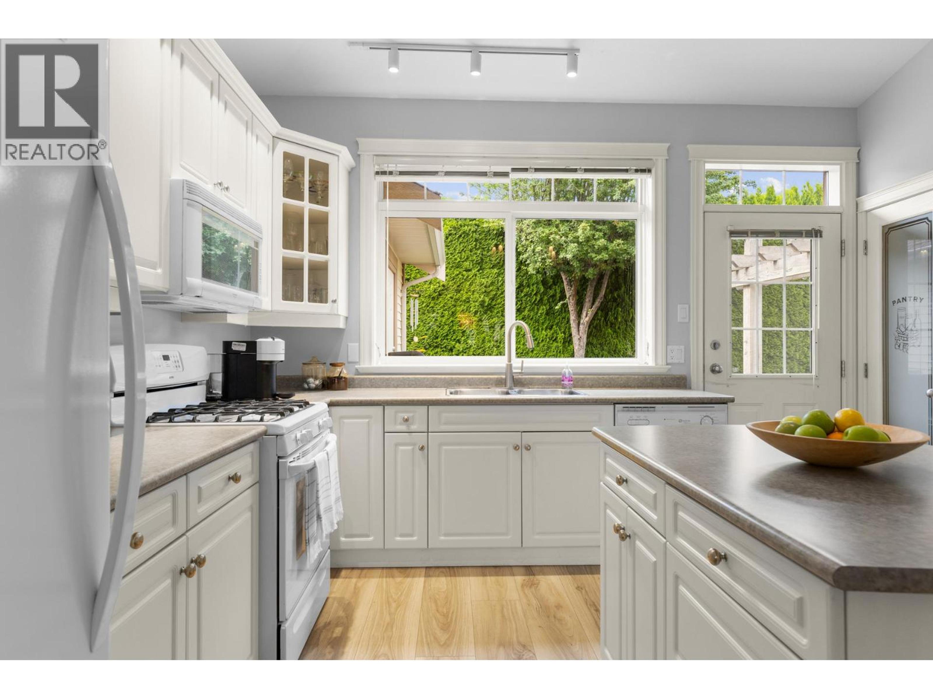 4032A LAKE AVENUE - 16