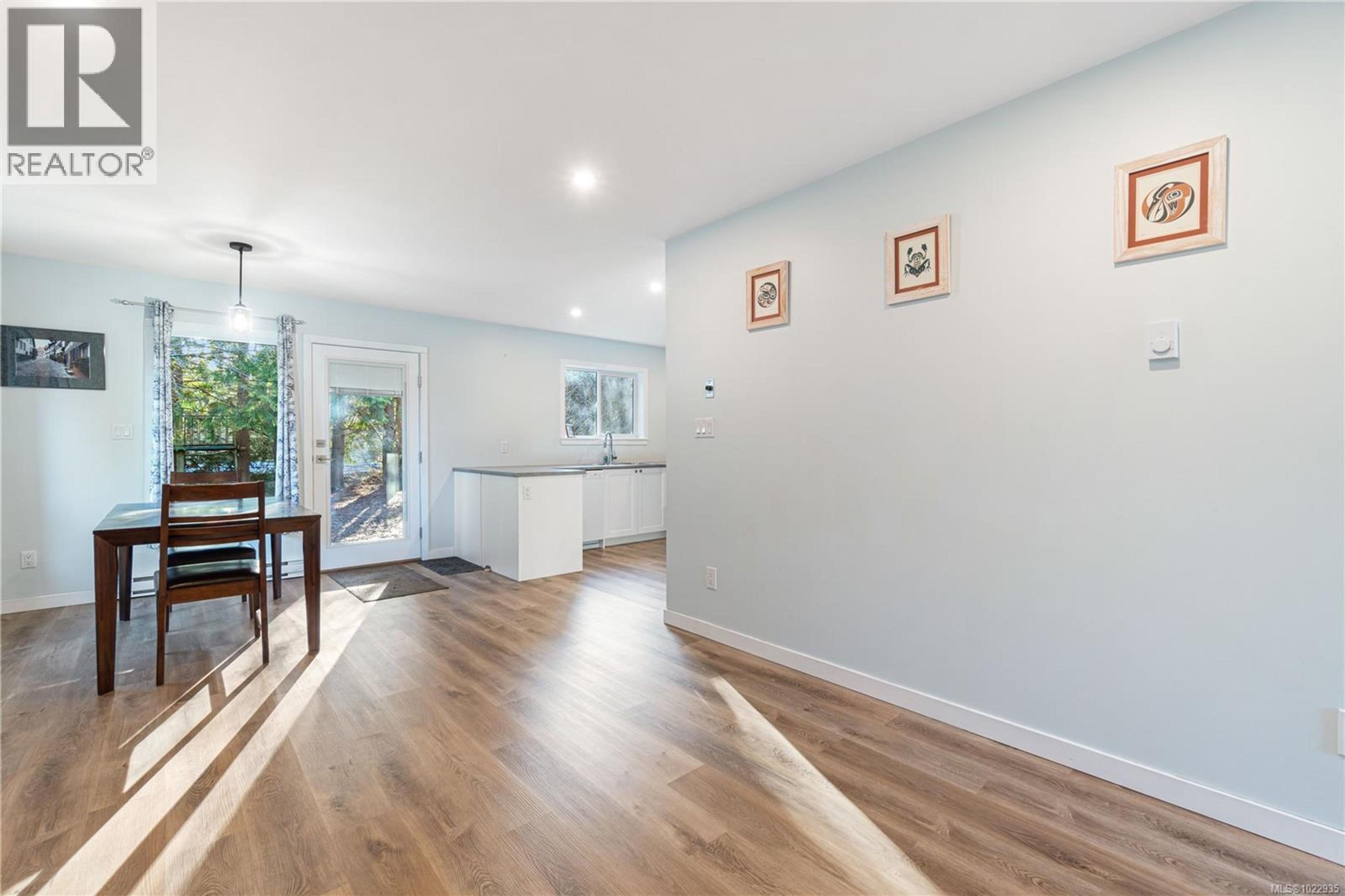 3872 ISLAND HWY W - 43