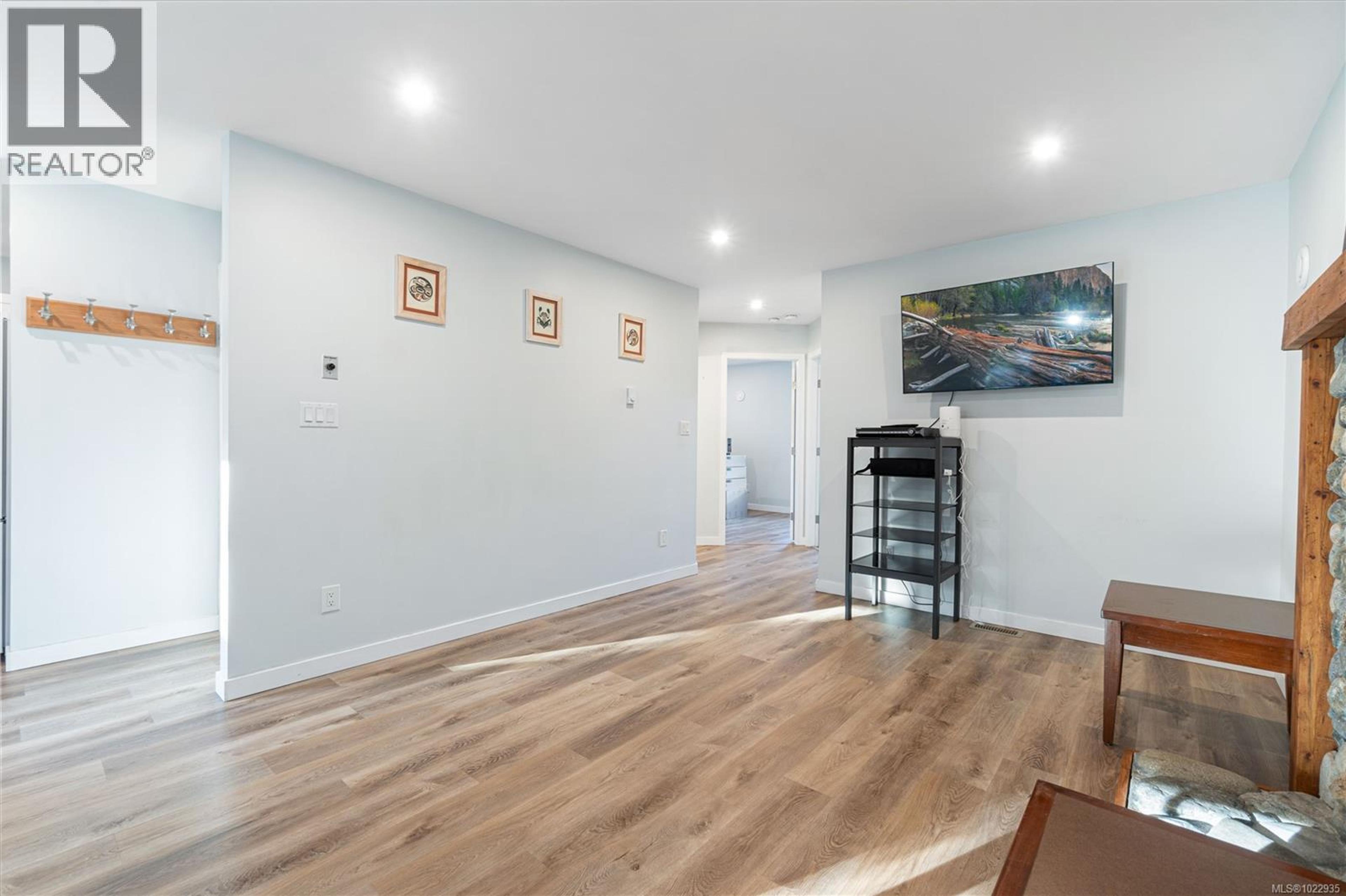 3872 ISLAND HWY W - 44