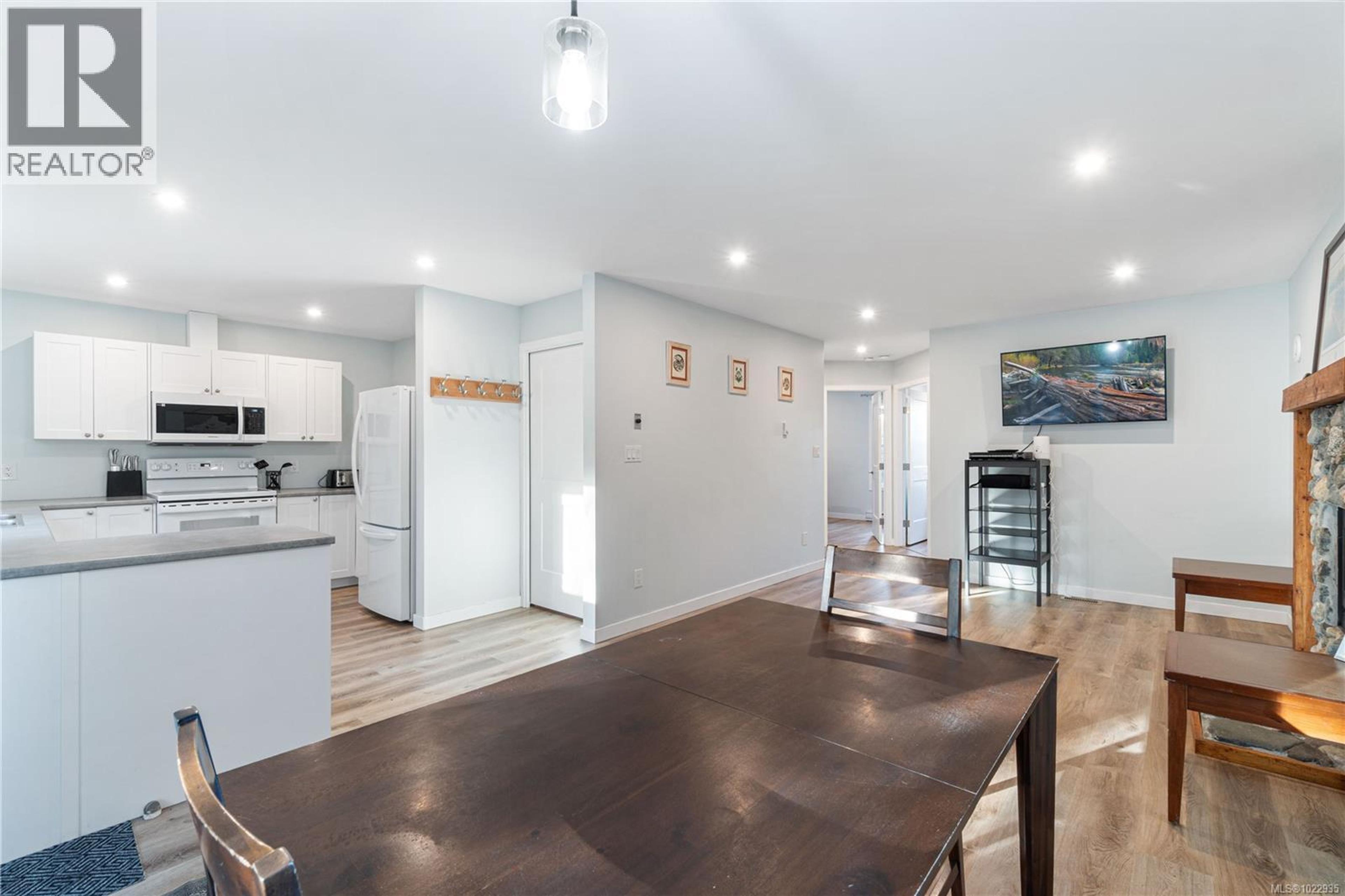 3872 ISLAND HWY W - 38