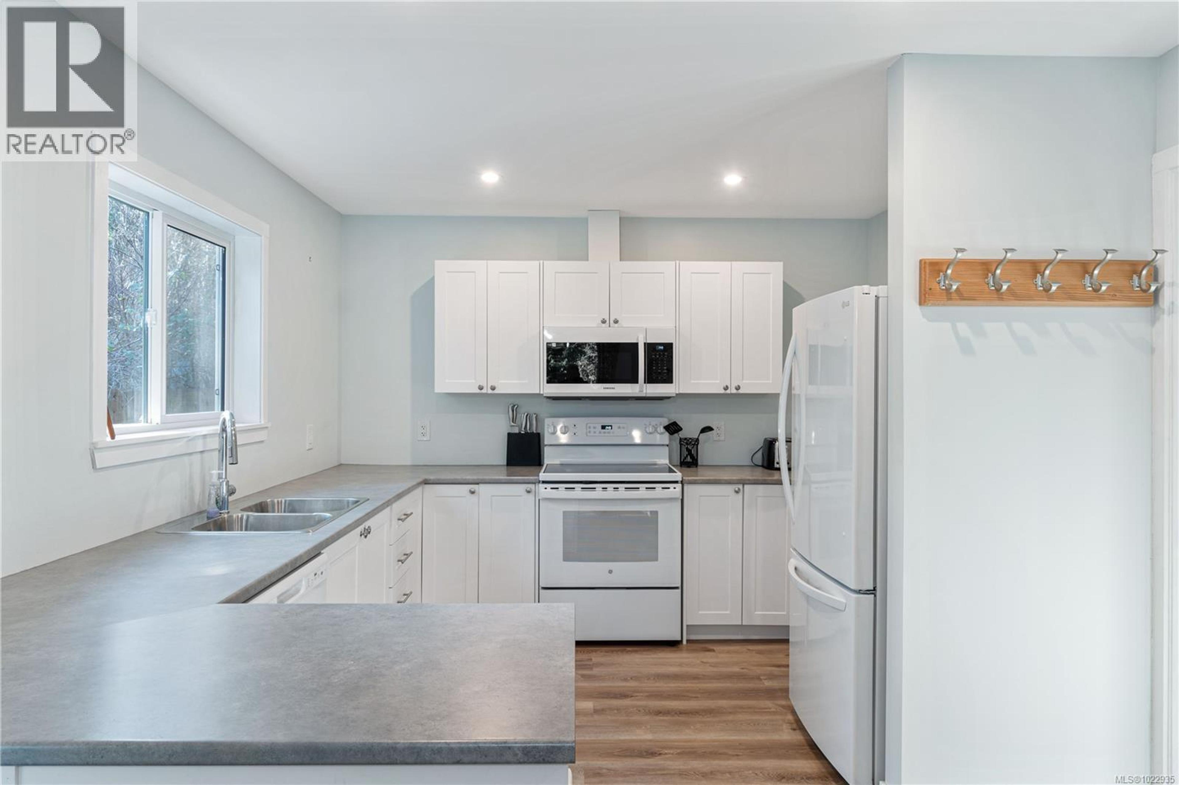 3872 ISLAND HWY W - 47