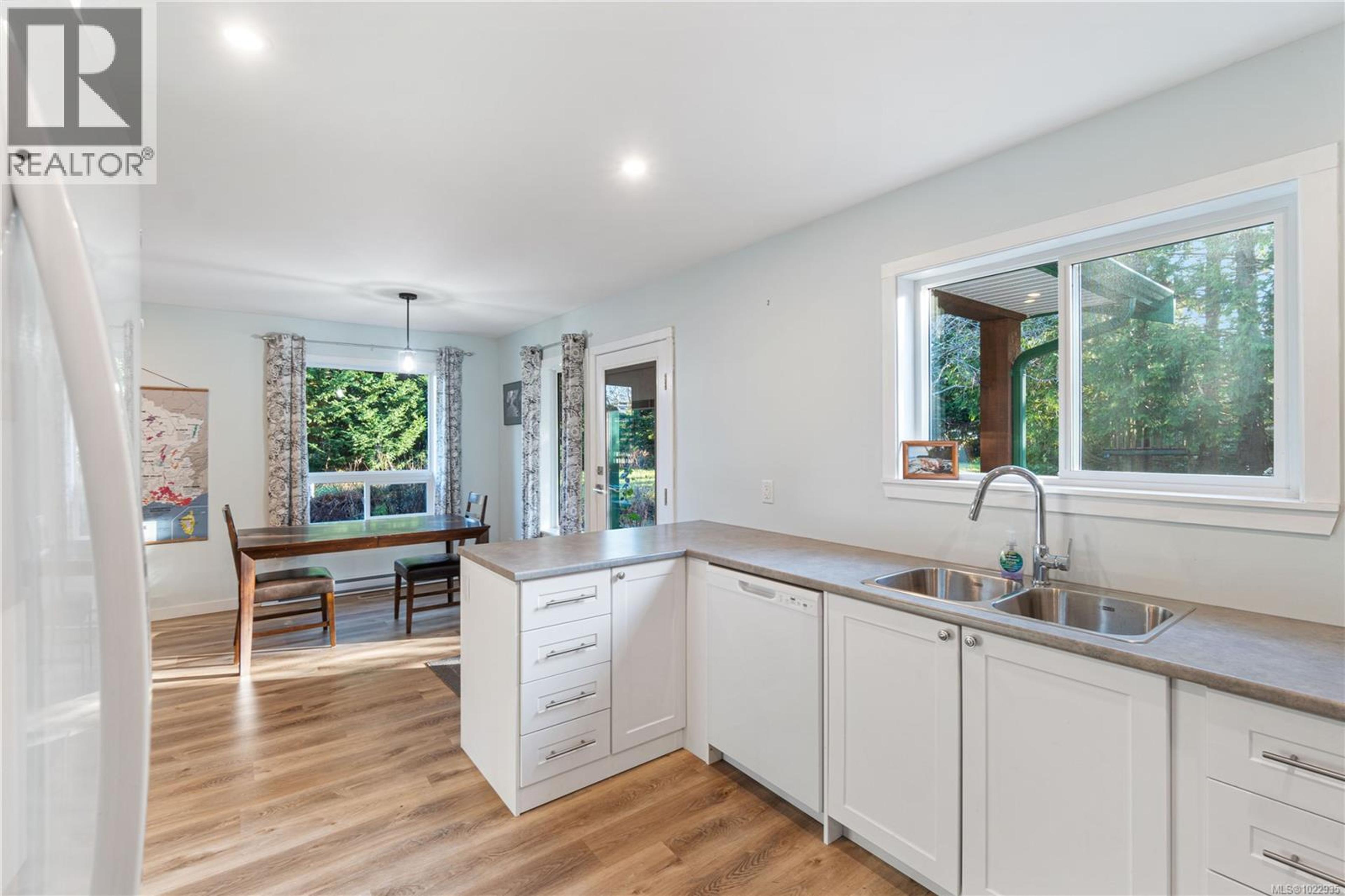 3872 ISLAND HWY W - 42