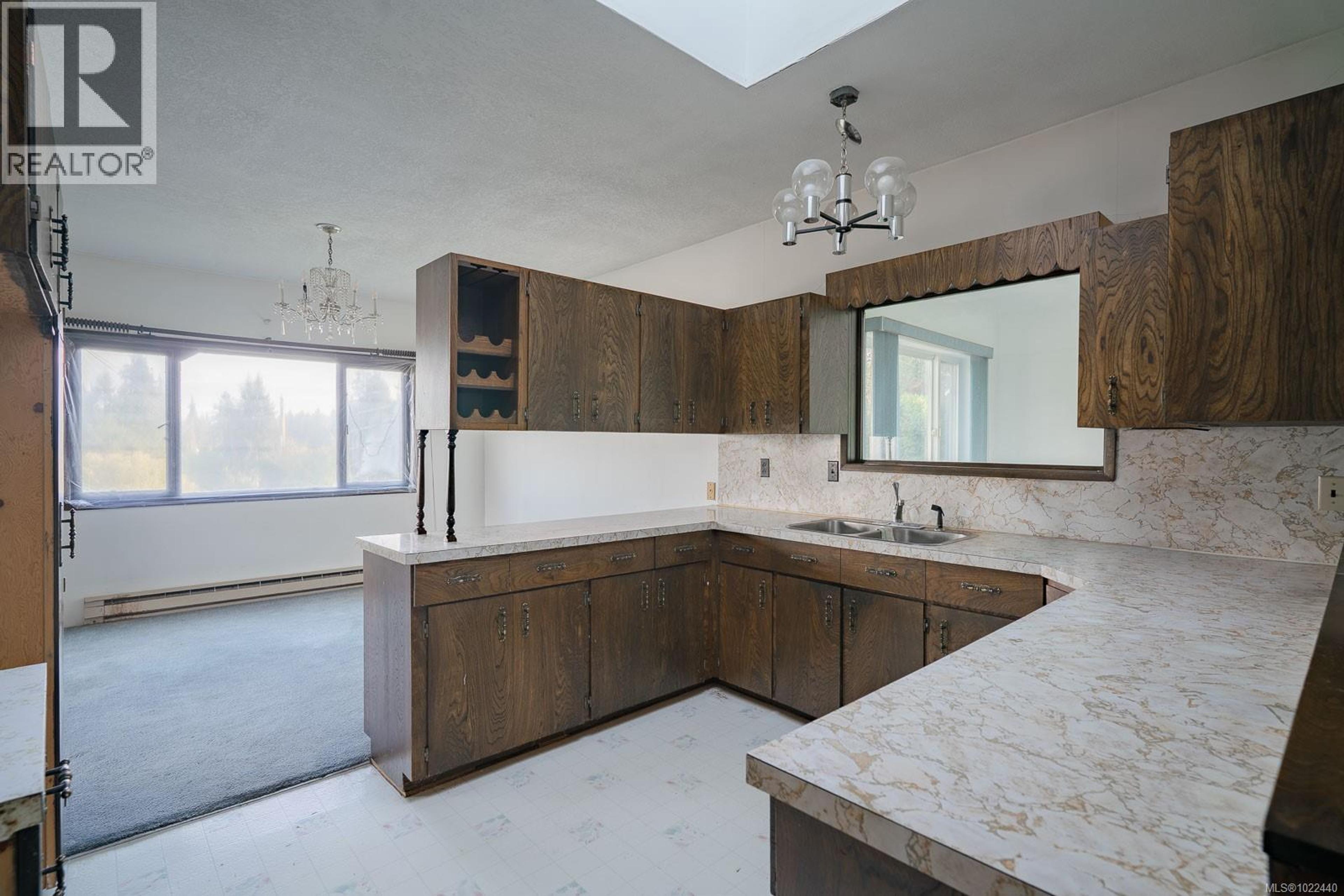 135 SUNNINGDALE RD W - 26