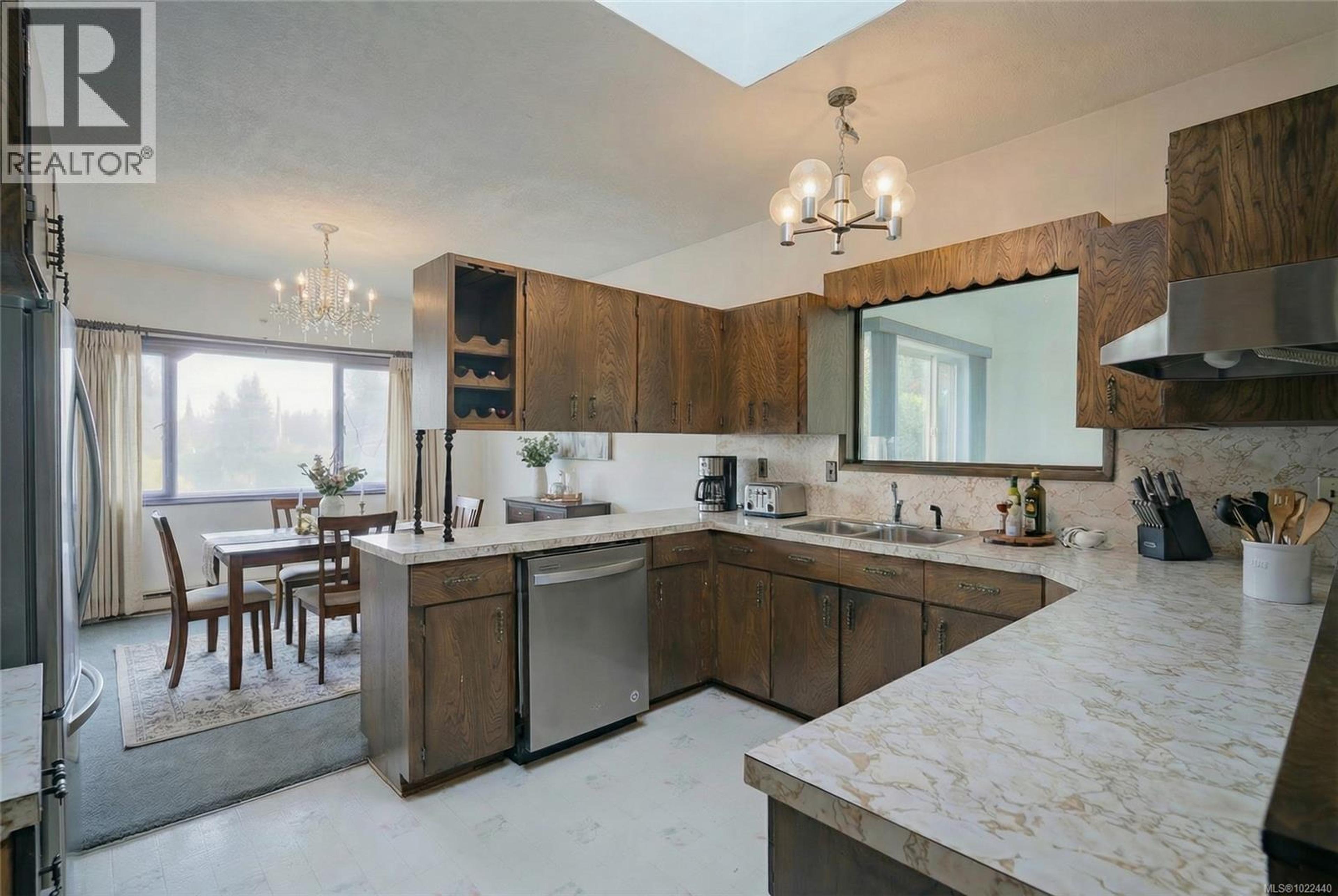 135 SUNNINGDALE RD W - 27