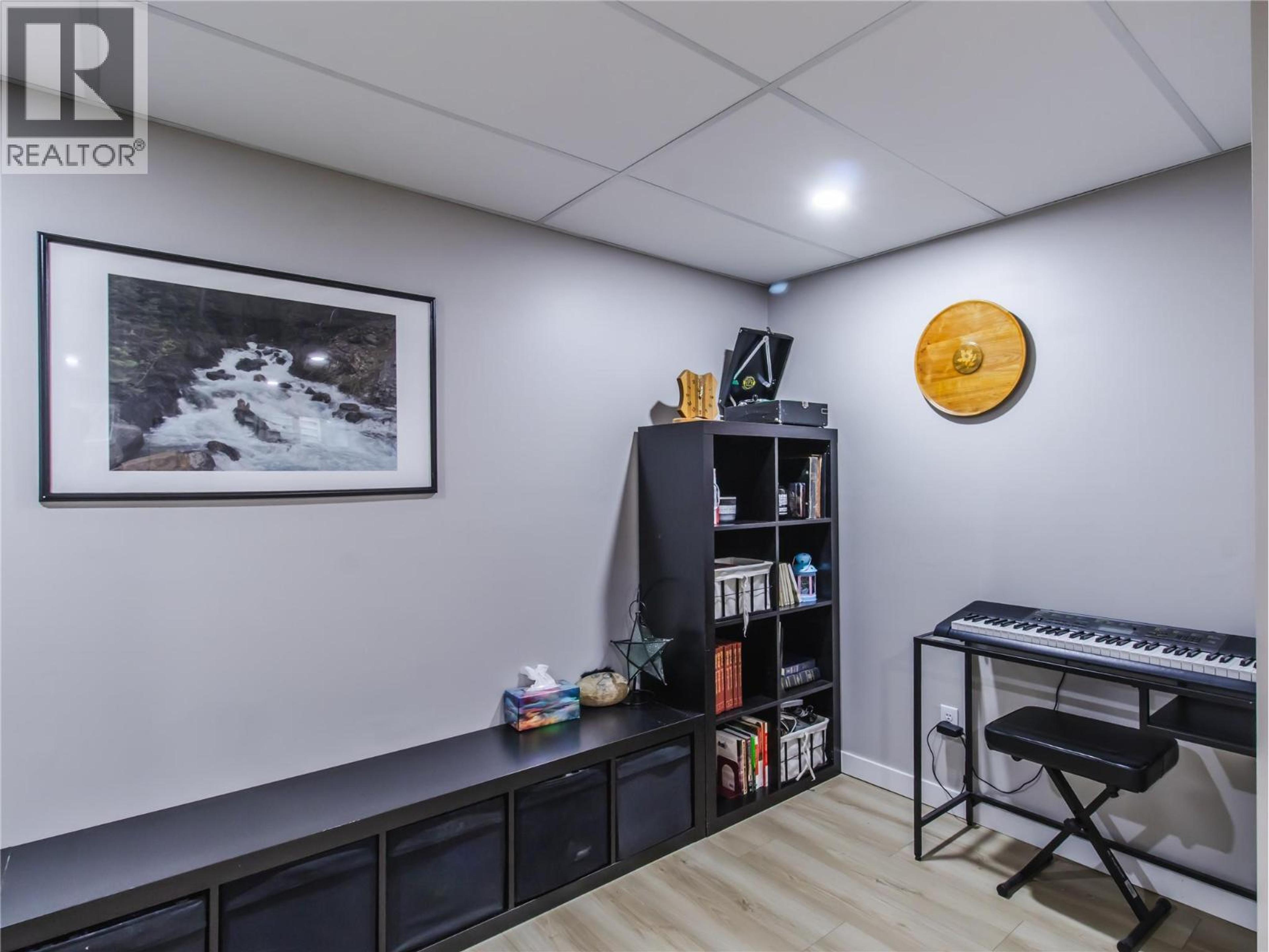 2876 JUNIPER CRESCENT - 24