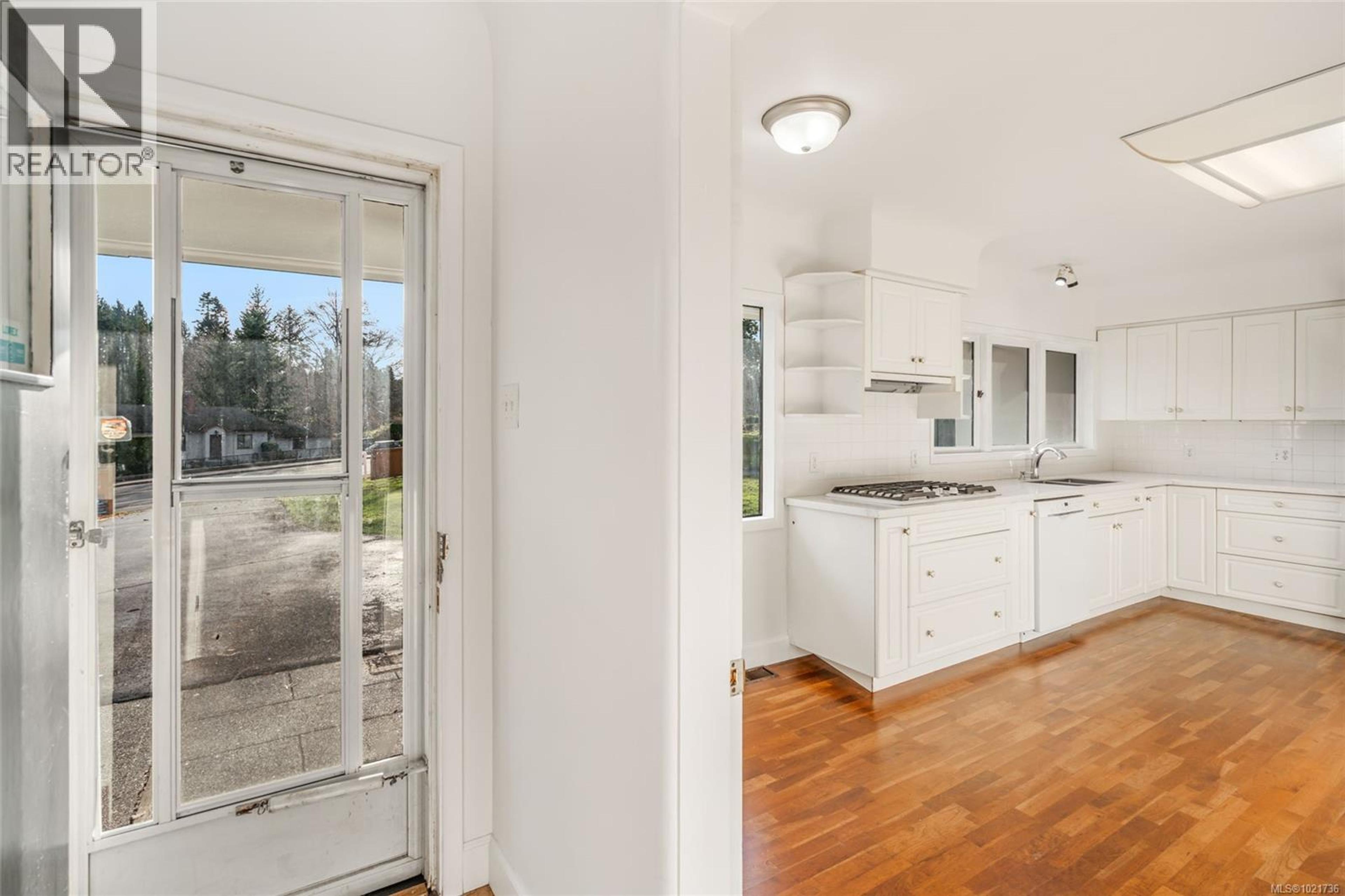 441 MEMORIAL AVE - 18