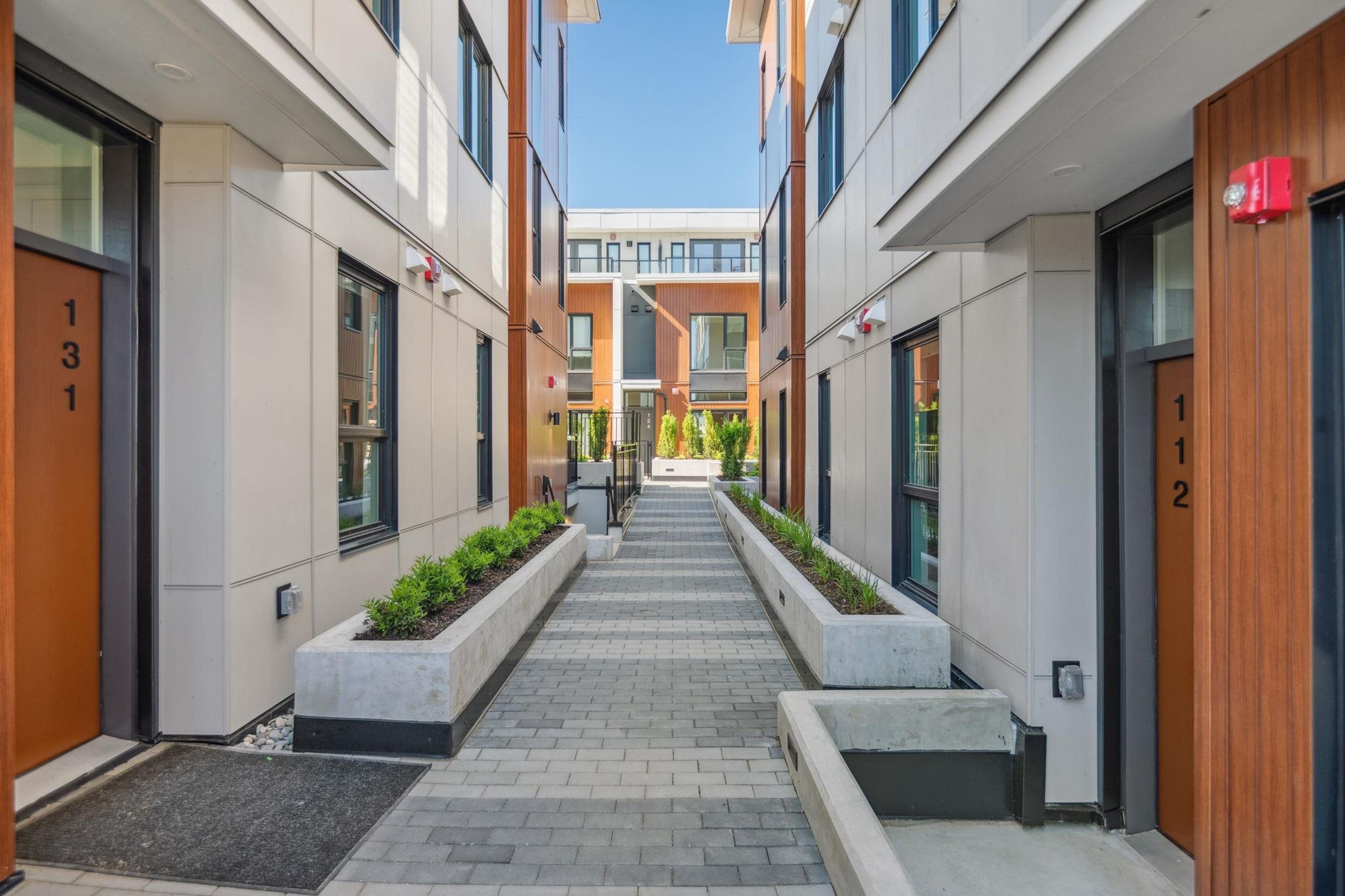 715 W 49th Avenue, Vancouver - Exteriors - Photo 3