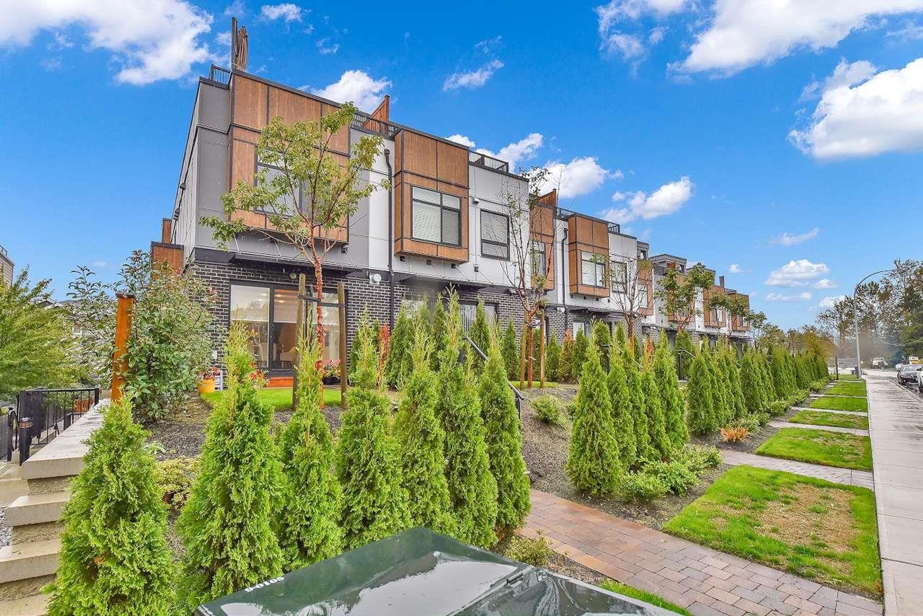 629 South Dyke Road, New Westminster - Exteriors - Photo 2