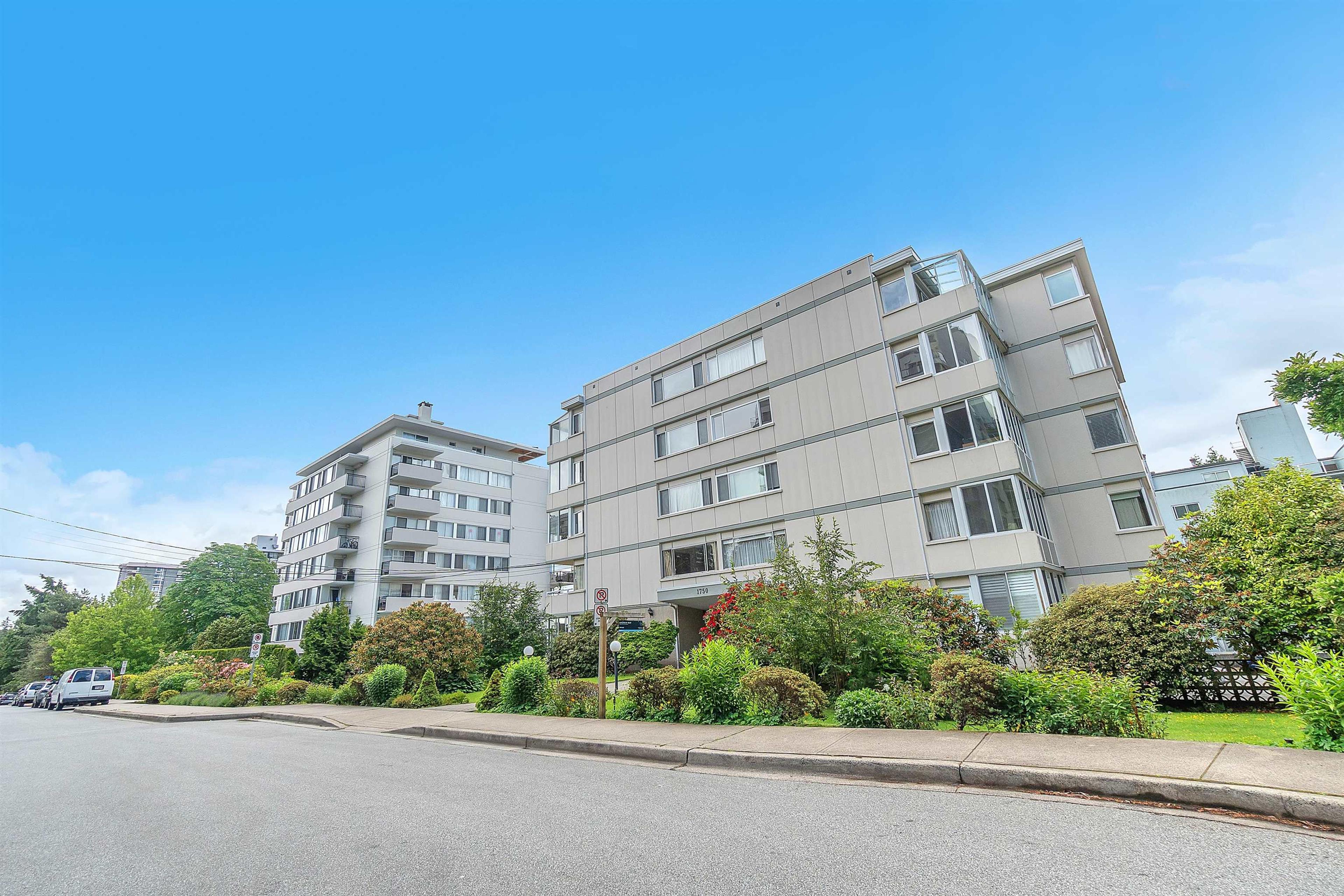 1750 Esquimalt Avenue, West Vancouver - Exteriors - Full Complex View - Photo 1