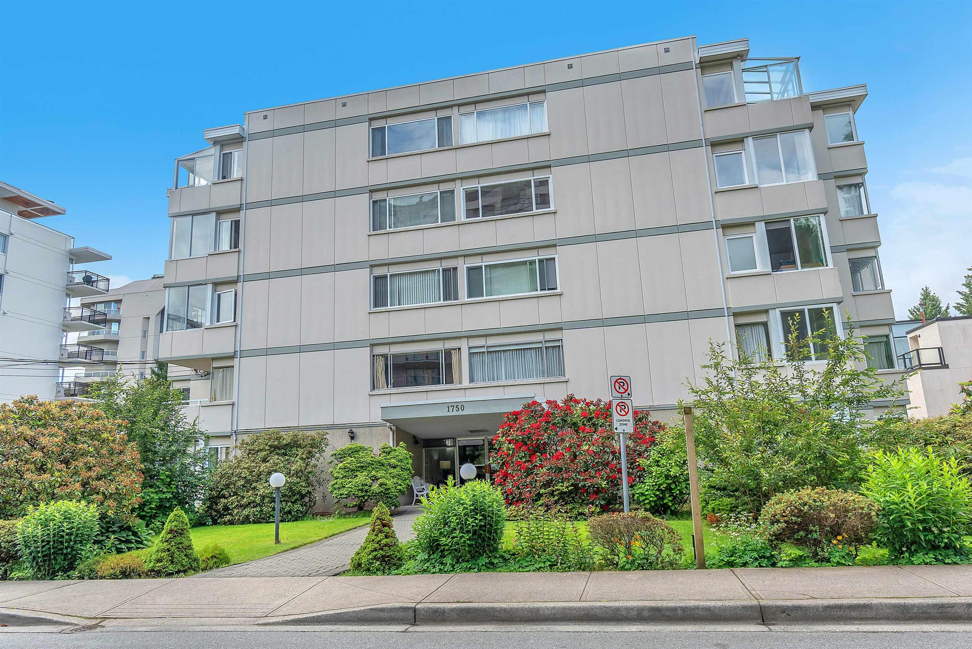 1750 Esquimalt Avenue, West Vancouver - Exteriors - Full Complex View - Photo 3