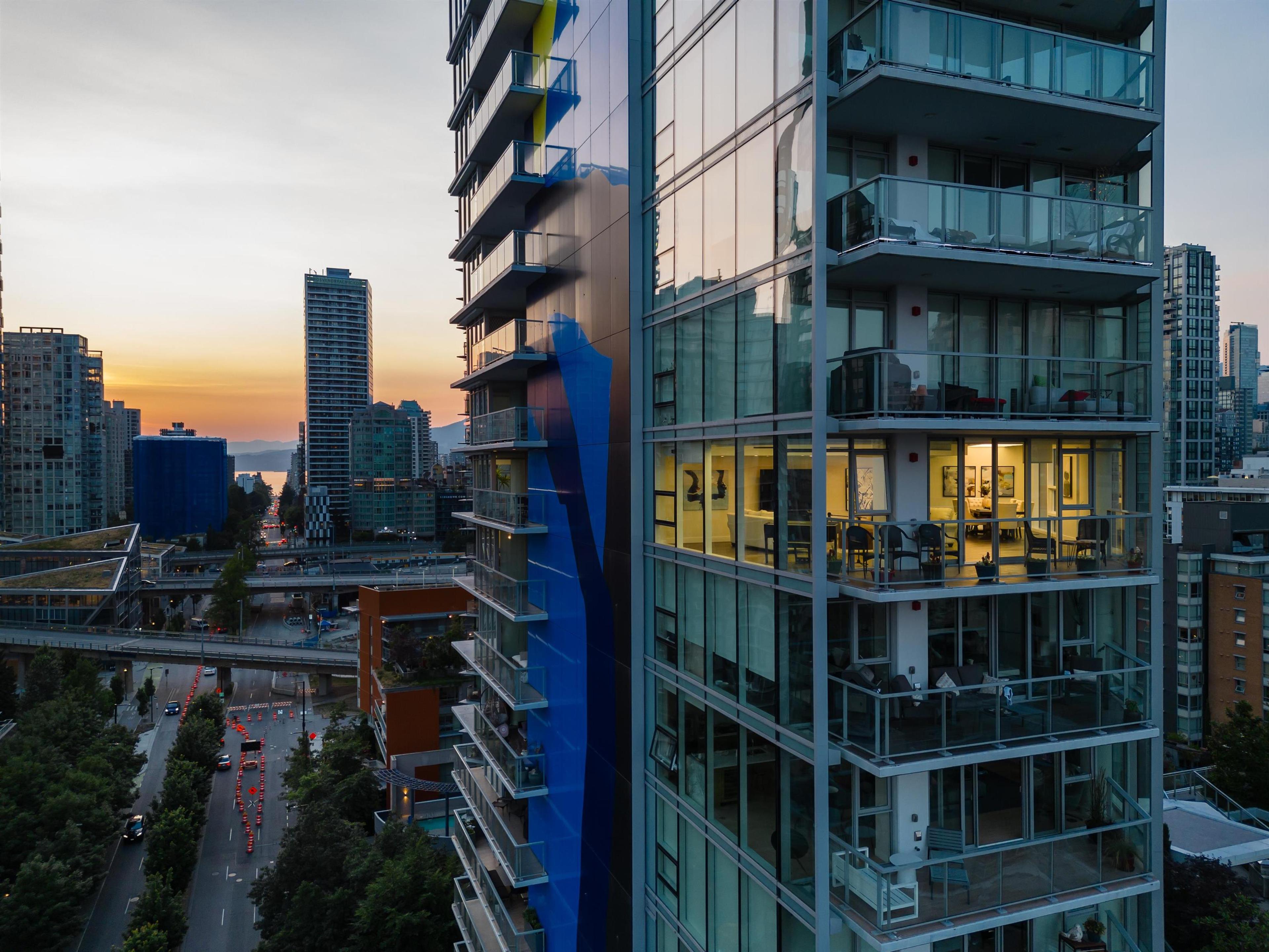 499 Pacific Street, Vancouver - Exteriors - Photo 2