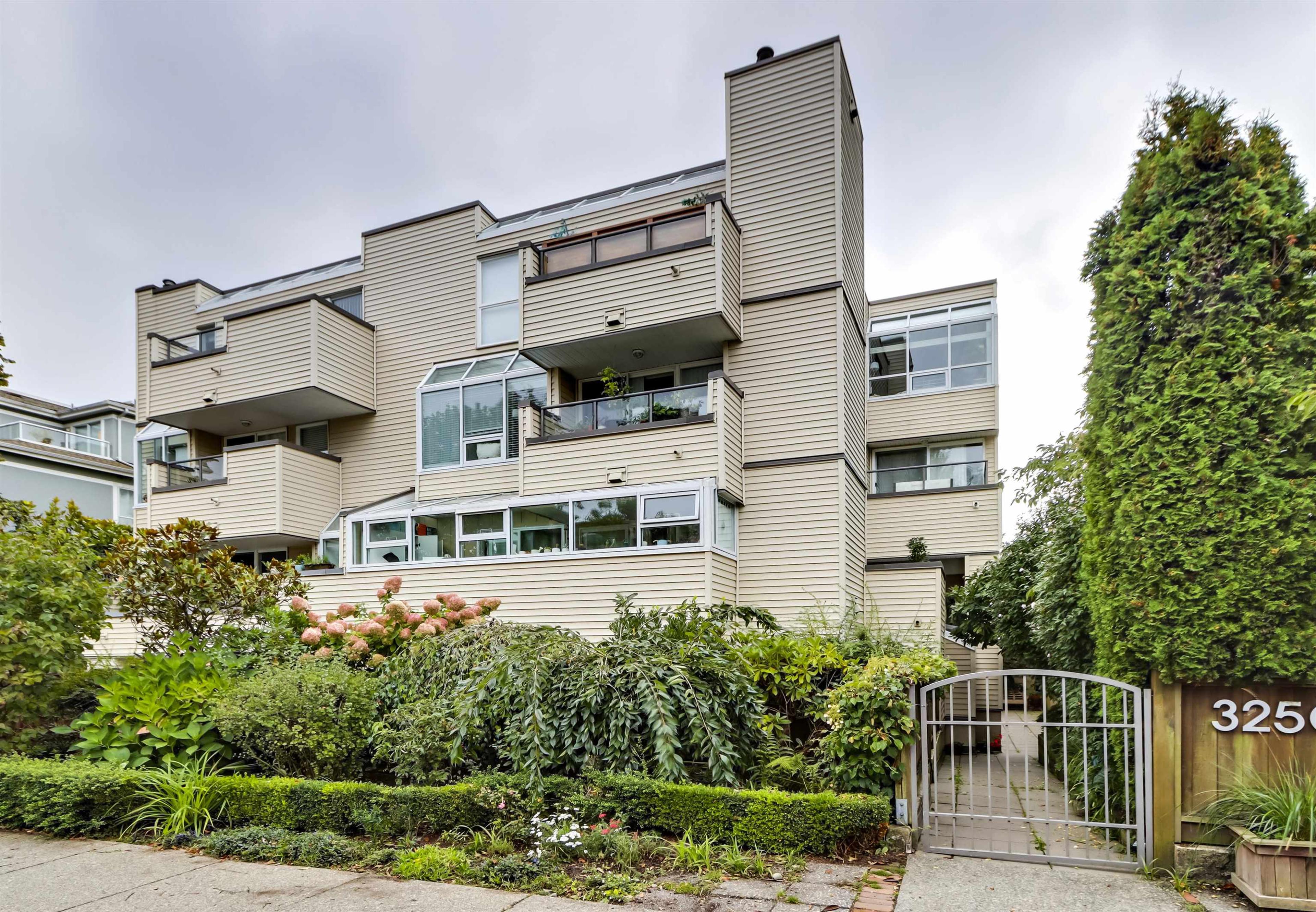 3250 W 4th Avenue, Vancouver - Exteriors - Photo 1
