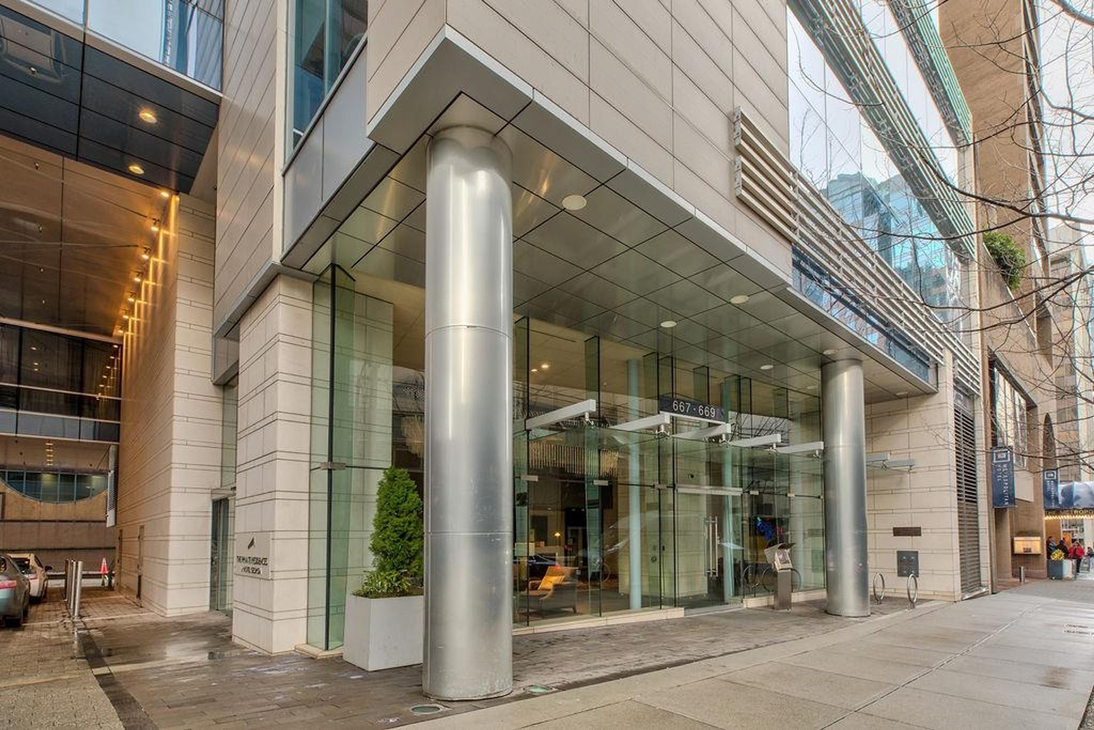 667 Howe Street, Vancouver - Exteriors - Photo 1