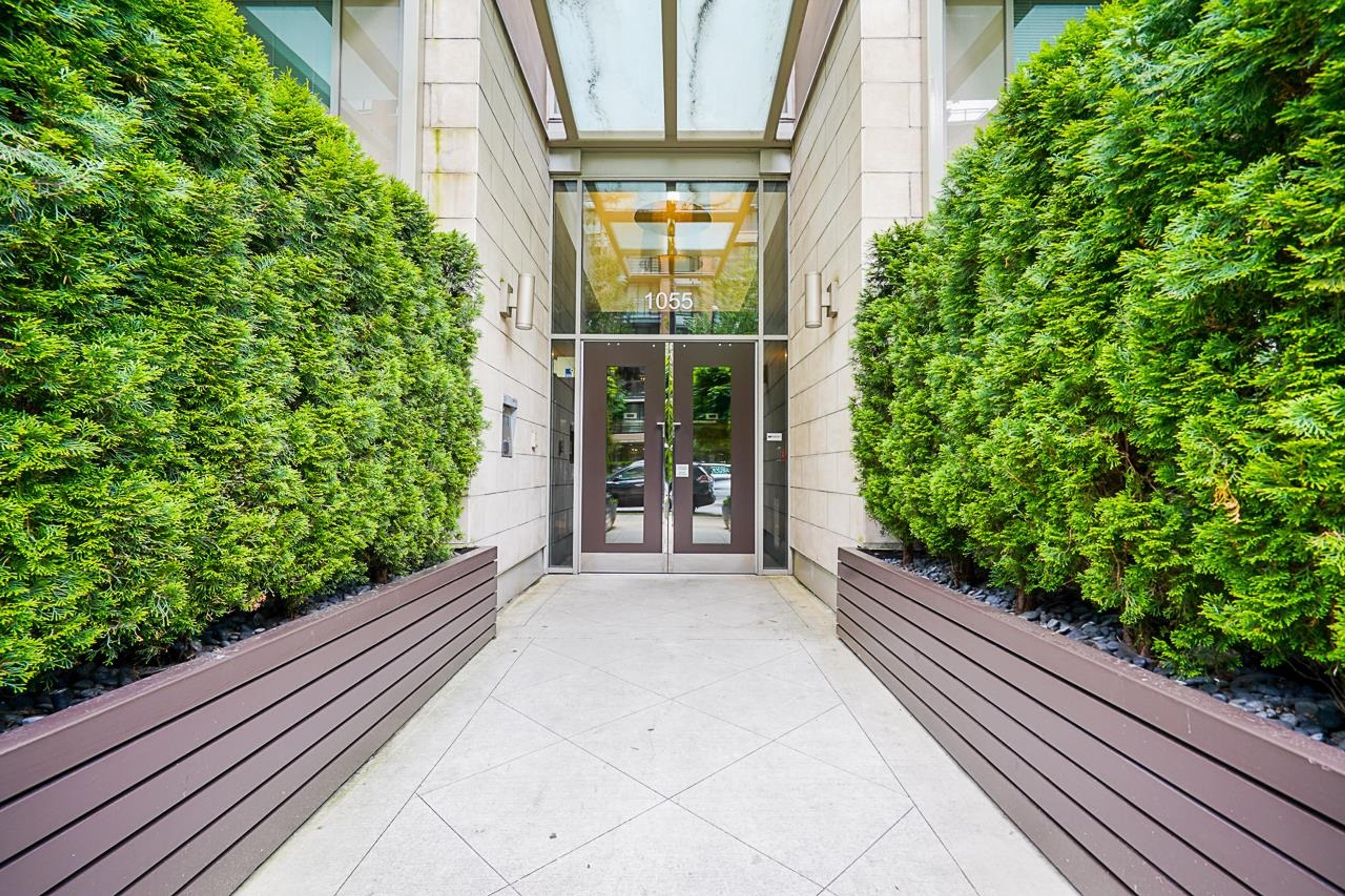 1055 Richards Street, Vancouver - Exteriors - Photo 3