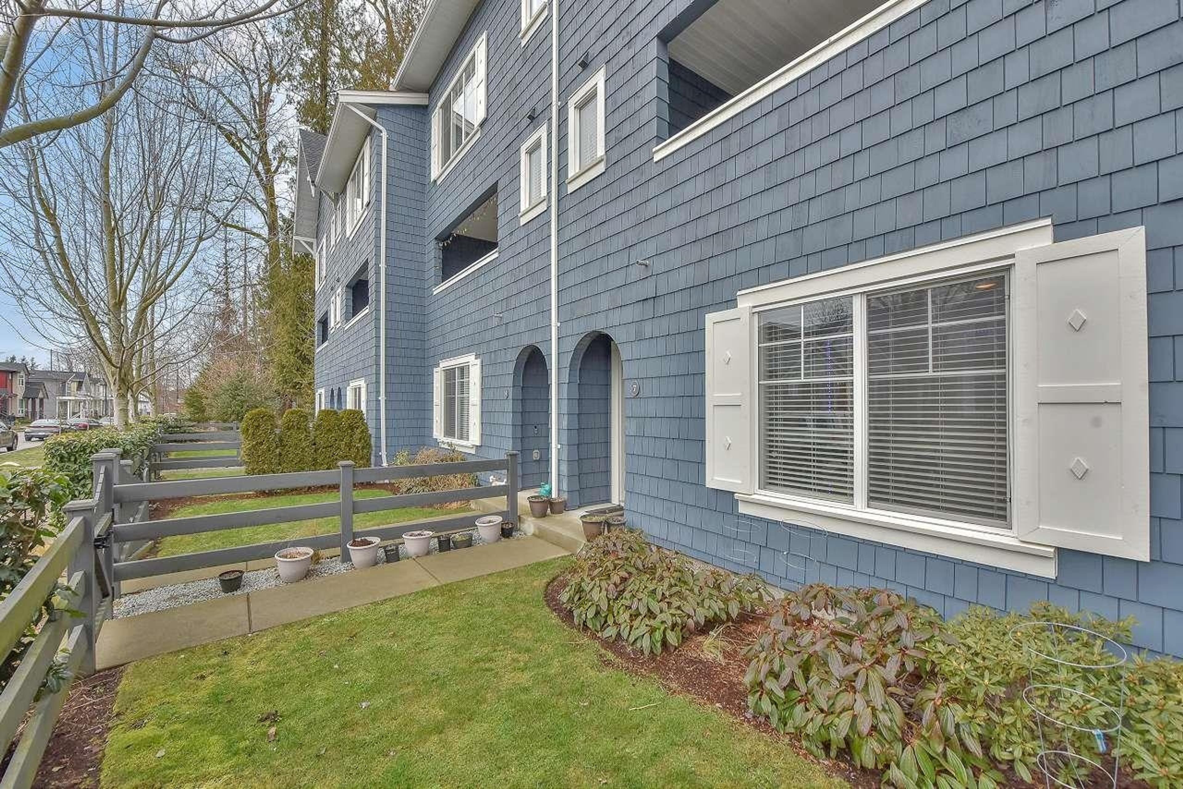 158 171 Street, Surrey - Exteriors - Photo 1