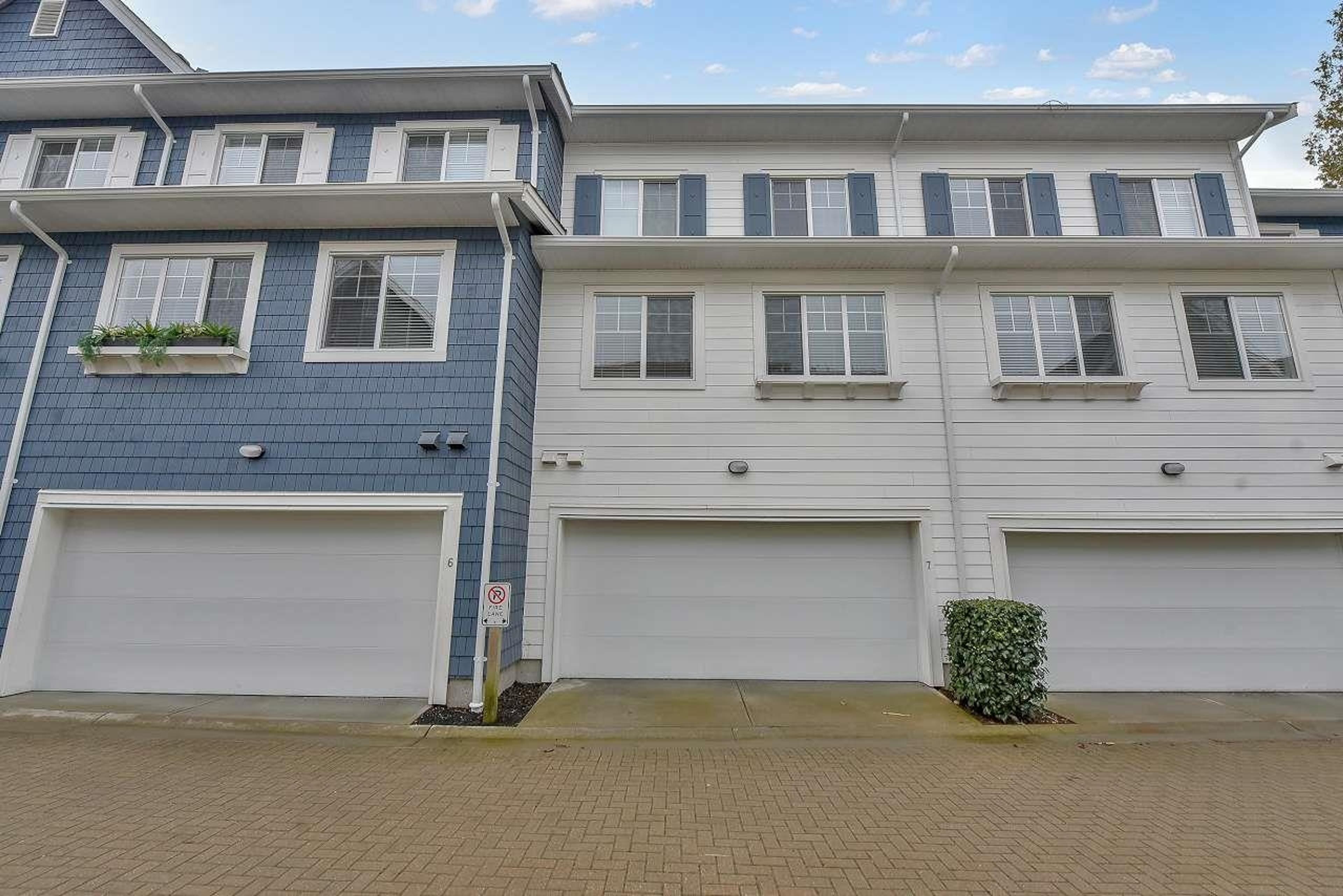 158 171 Street, Surrey - Exteriors - Photo 4