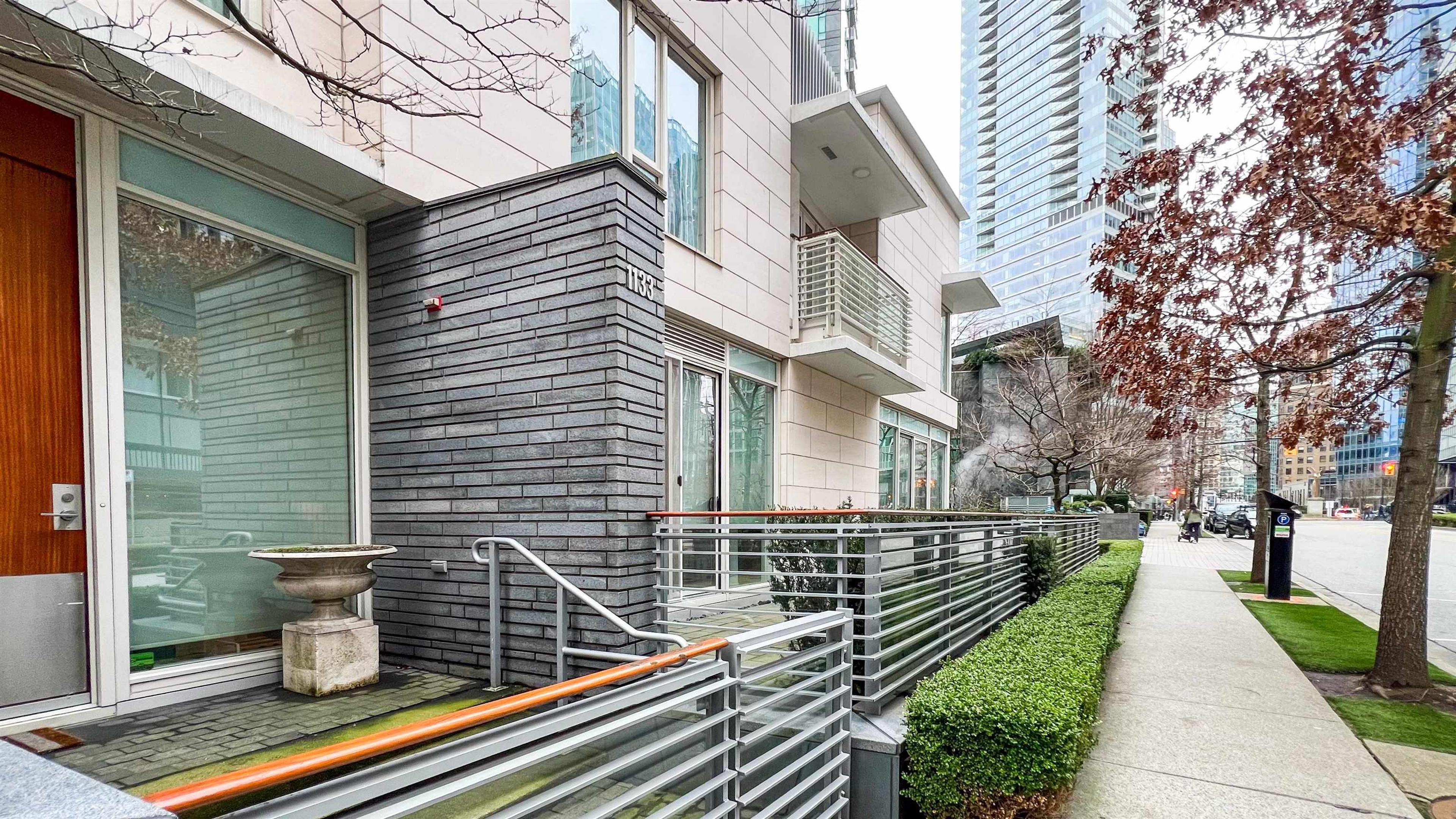 1139 W Cordova Street, Vancouver - Exteriors - Photo 3