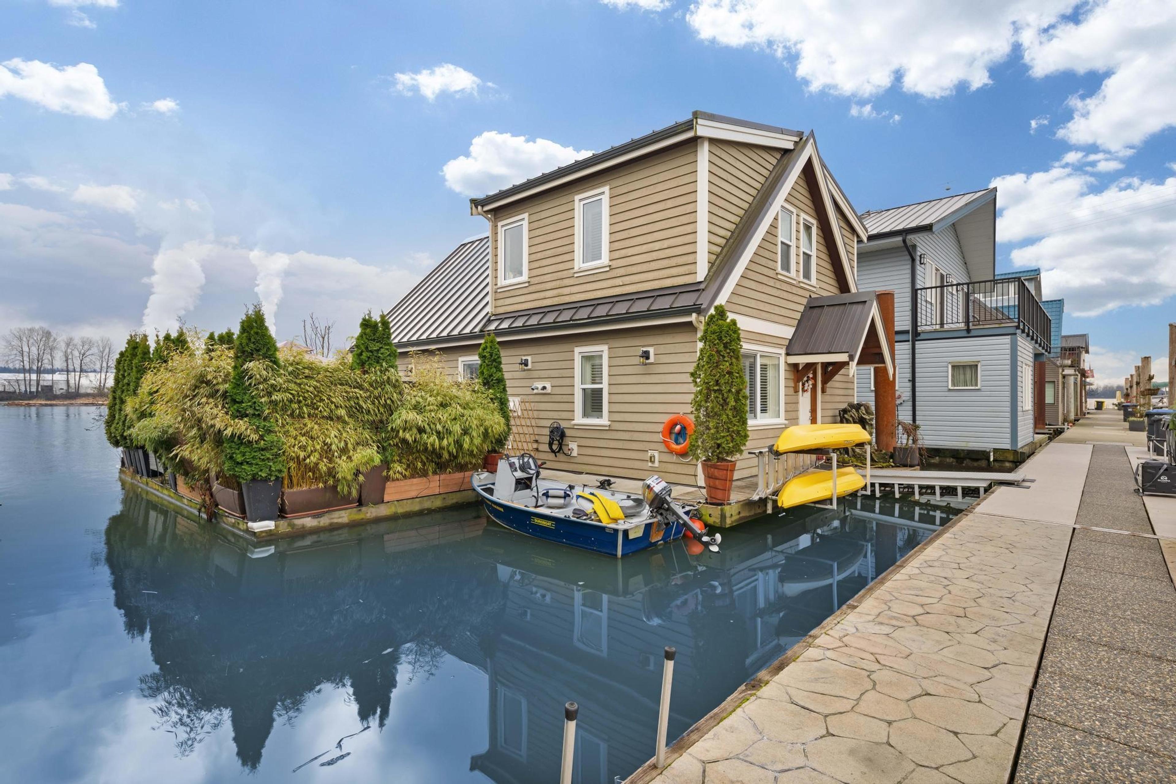 800 South Dyke Road, New Westminster - Exteriors - Photo 4