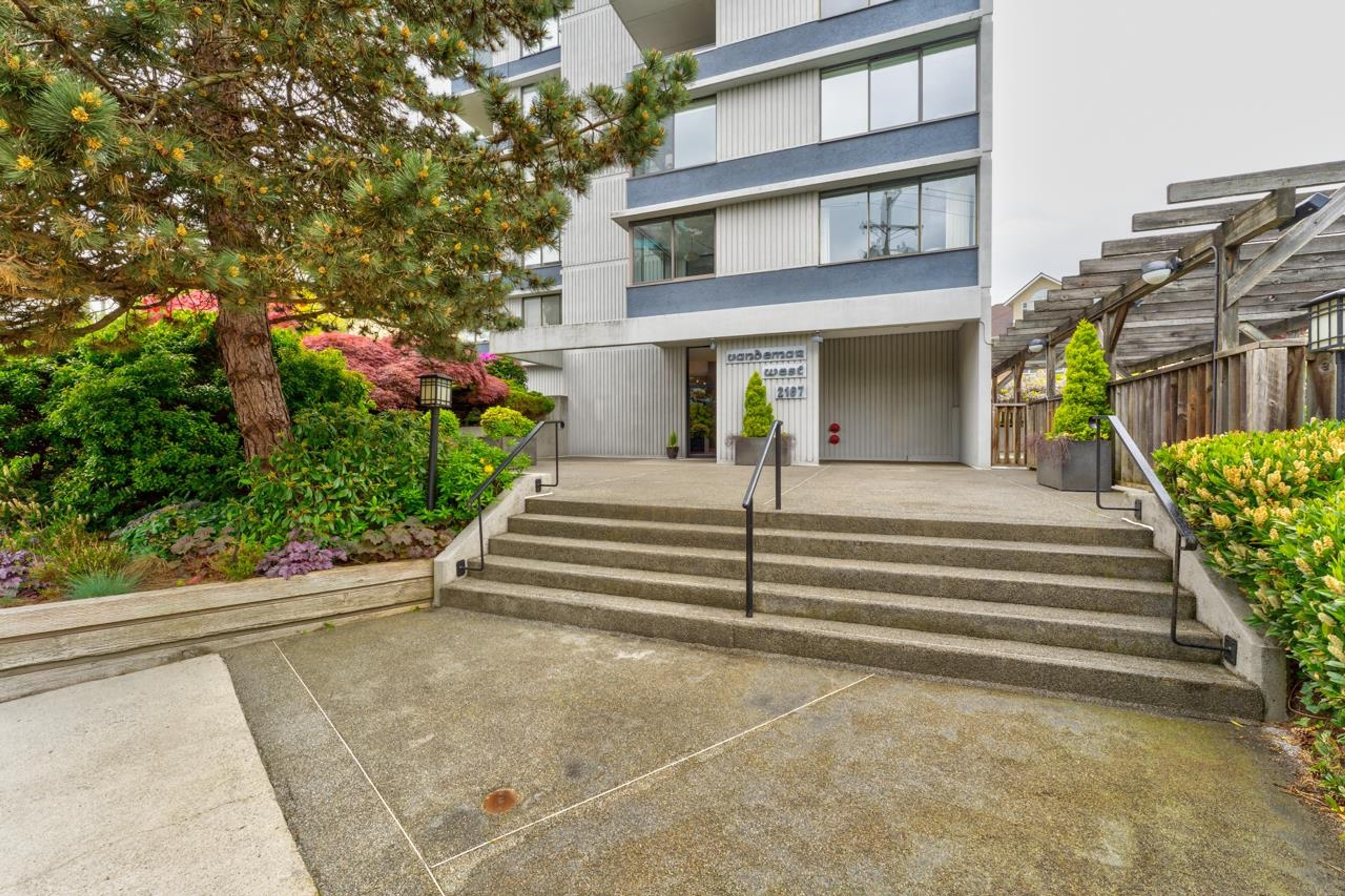 2167 Bellevue Avenue, West Vancouver - Exteriors - Photo 1