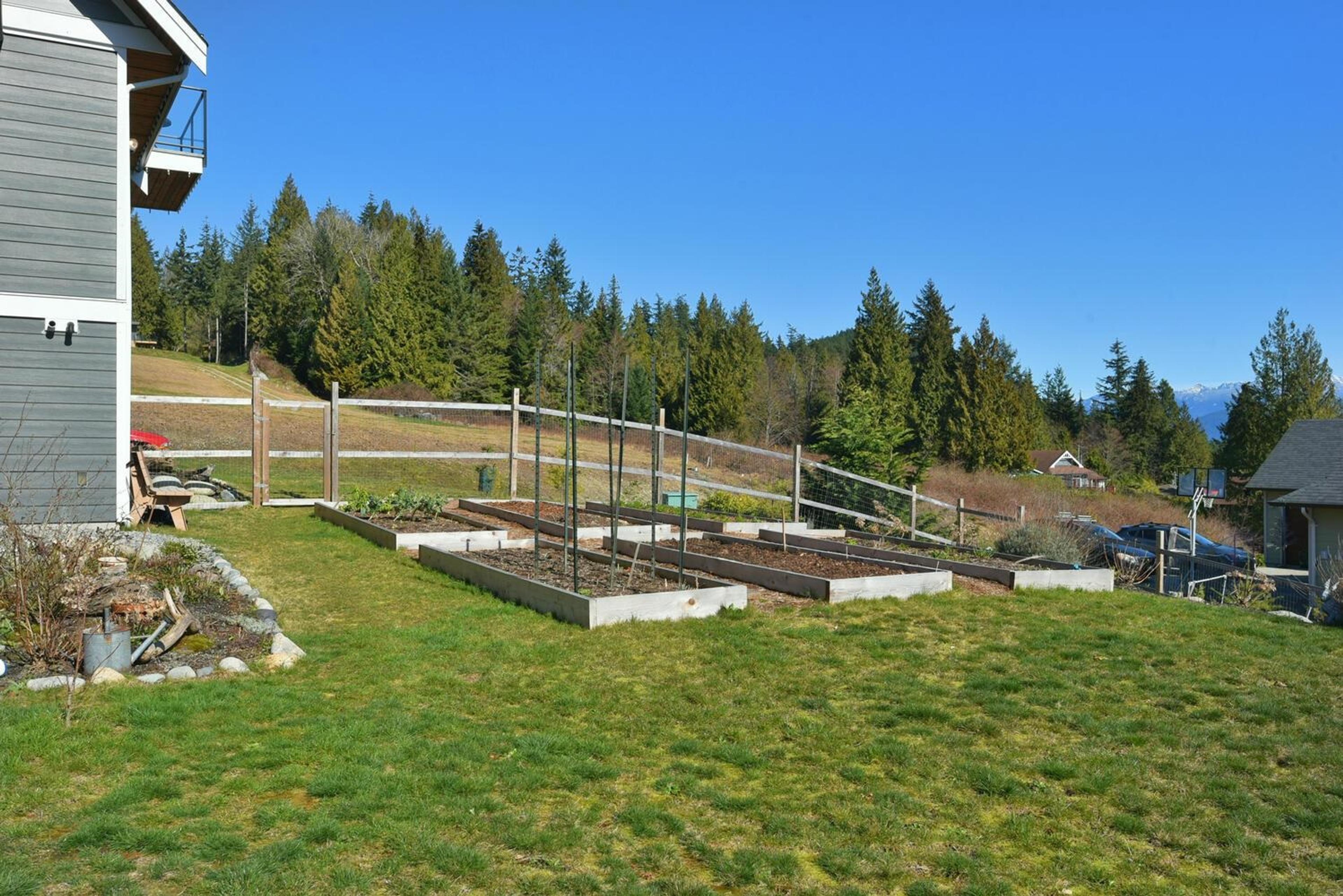 605 Woodland Avenue, Gibsons - Exteriors - Photo 2