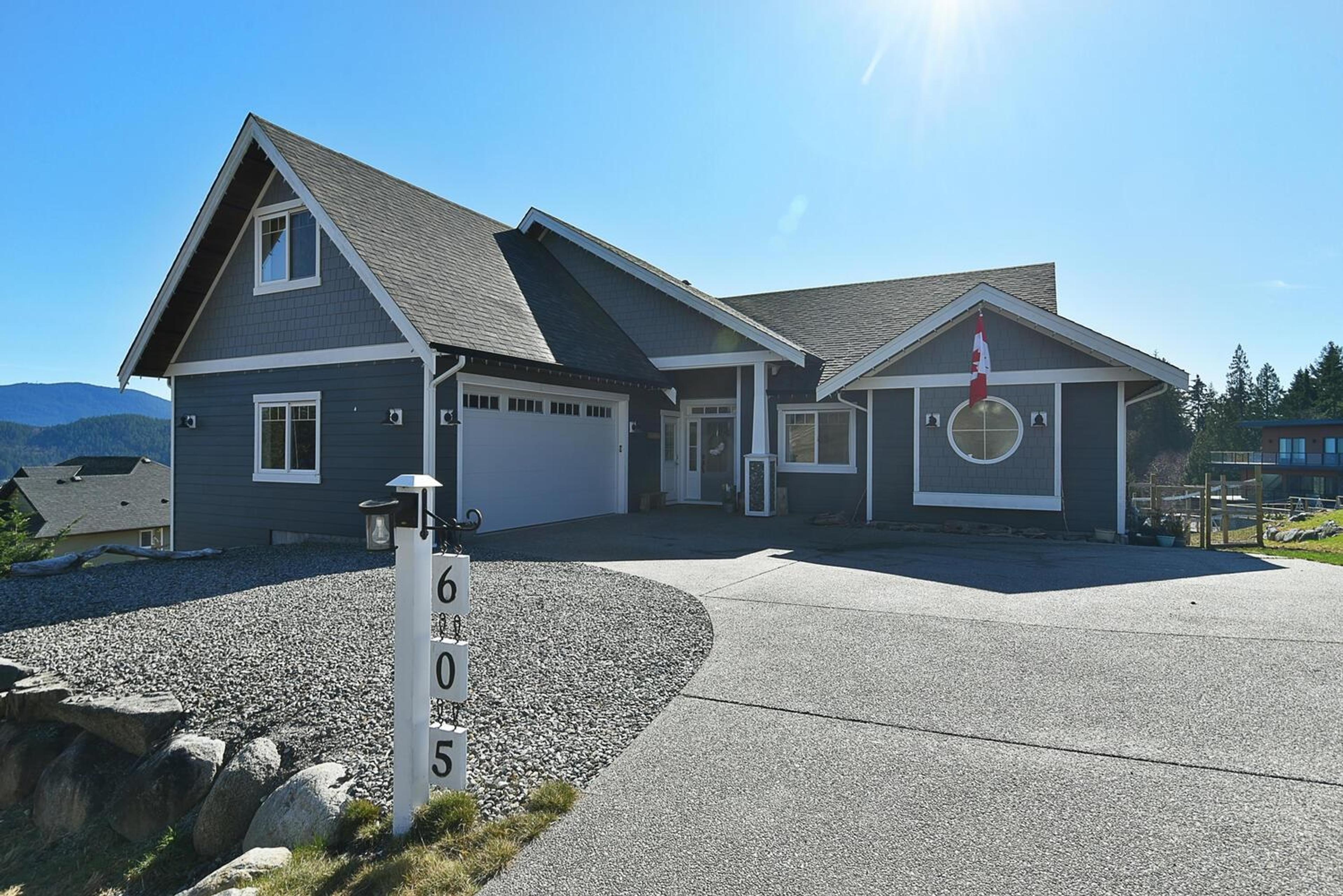 605 Woodland Avenue, Gibsons - Exteriors - Photo 3