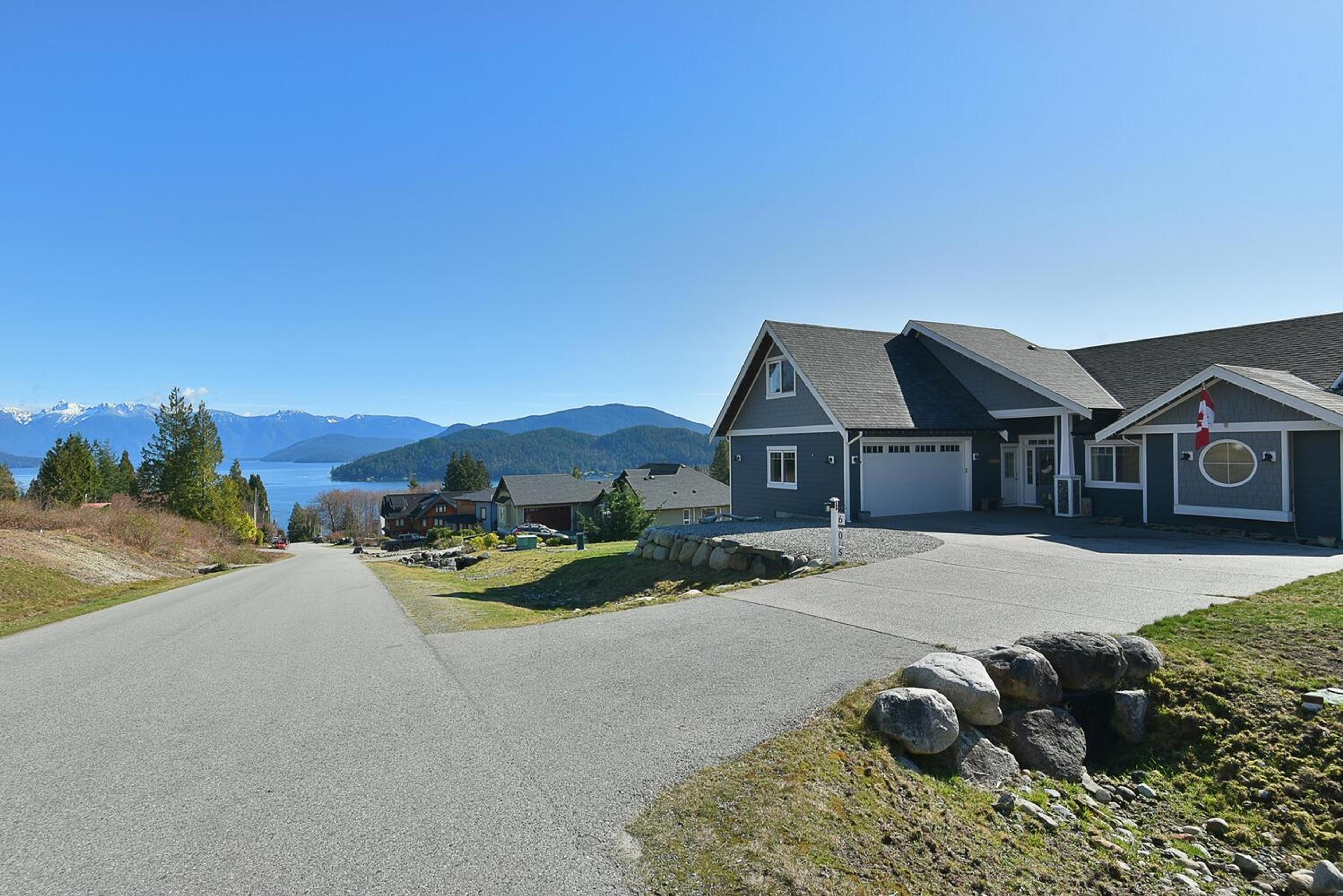 605 Woodland Avenue, Gibsons - Exteriors - Photo 4