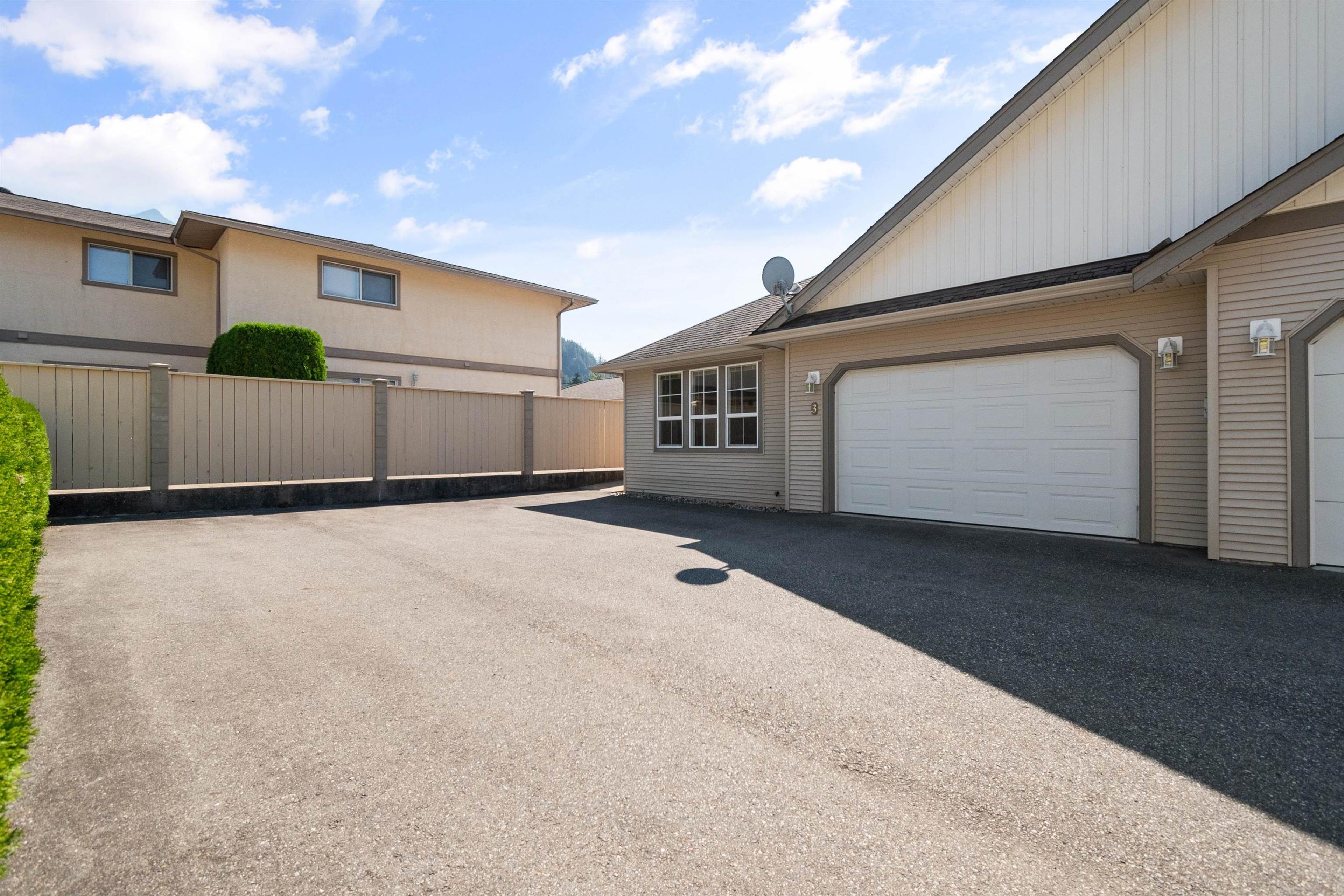 648 Coquihalla Street, Hope - Exteriors - Photo 2