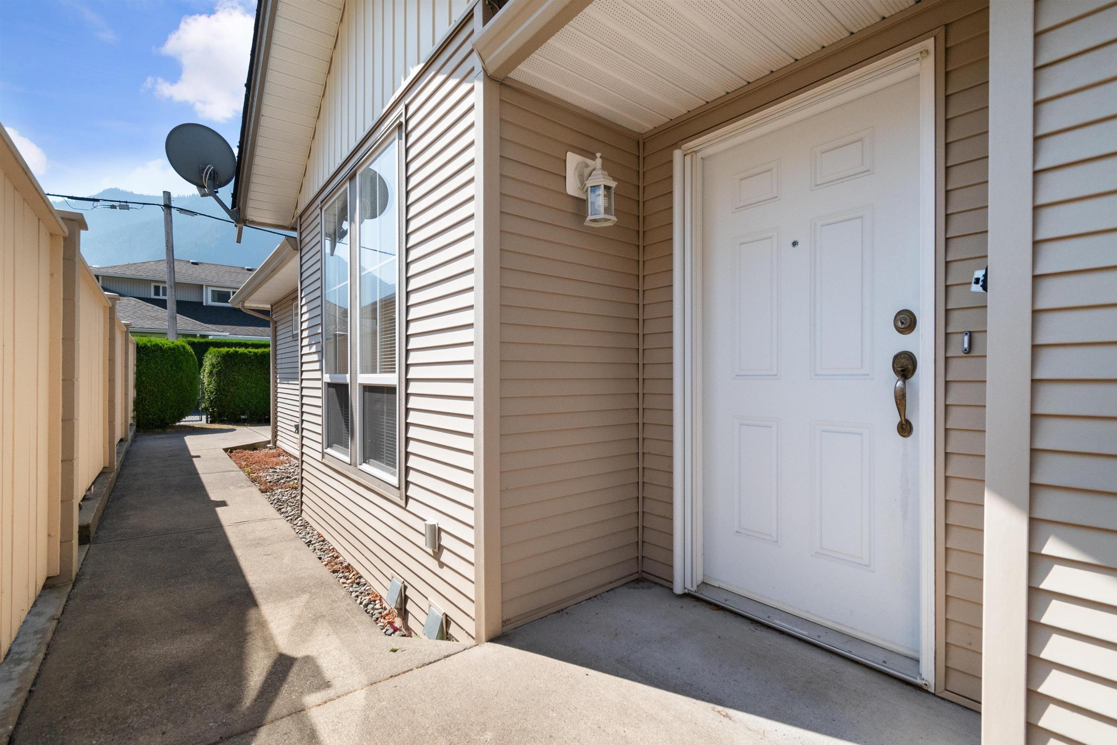 648 Coquihalla Street, Hope - Exteriors - Photo 4