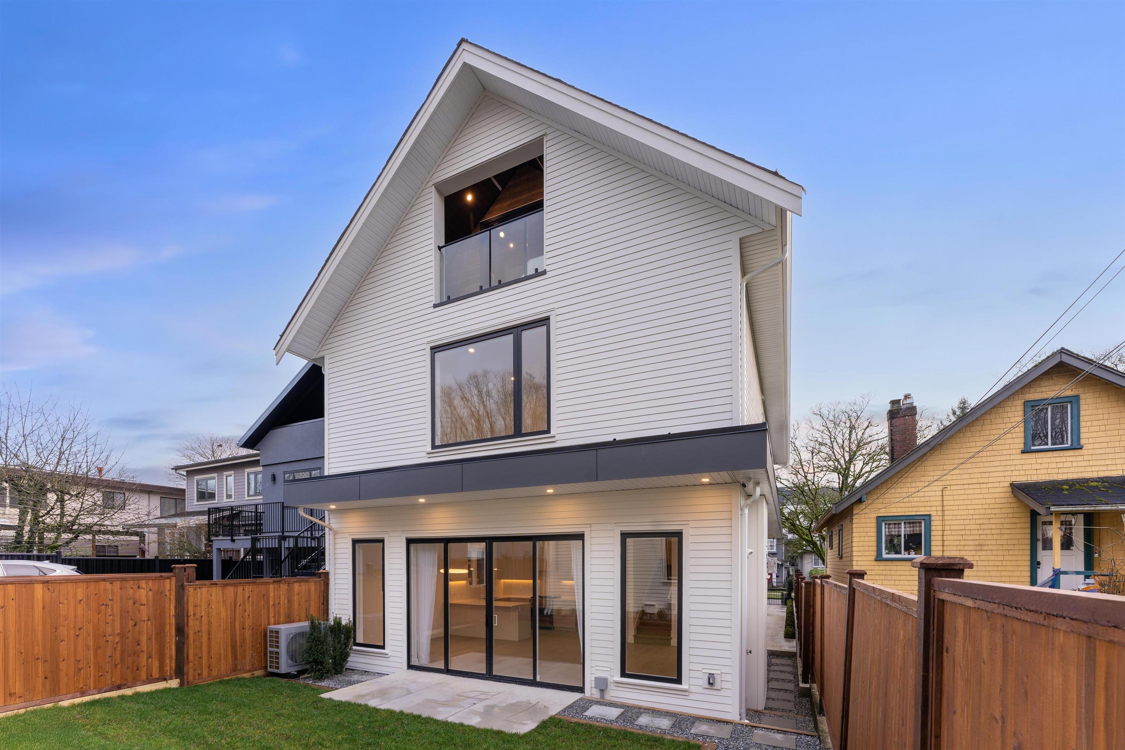 2241 E 8th Avenue, Vancouver - Exteriors - Photo 2