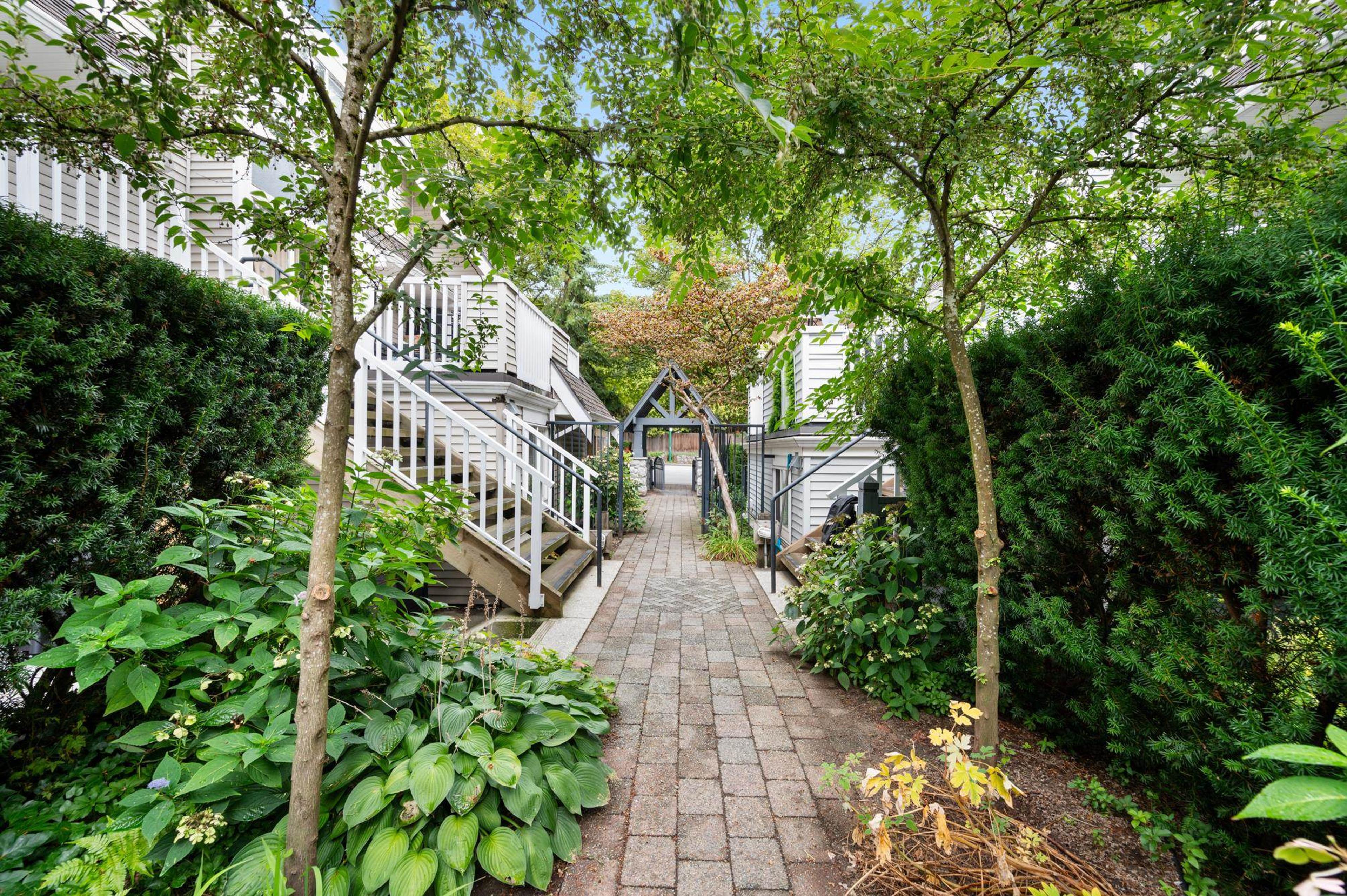 995 Lynn Valley Road, North Vancouver - Exteriors - Photo 1