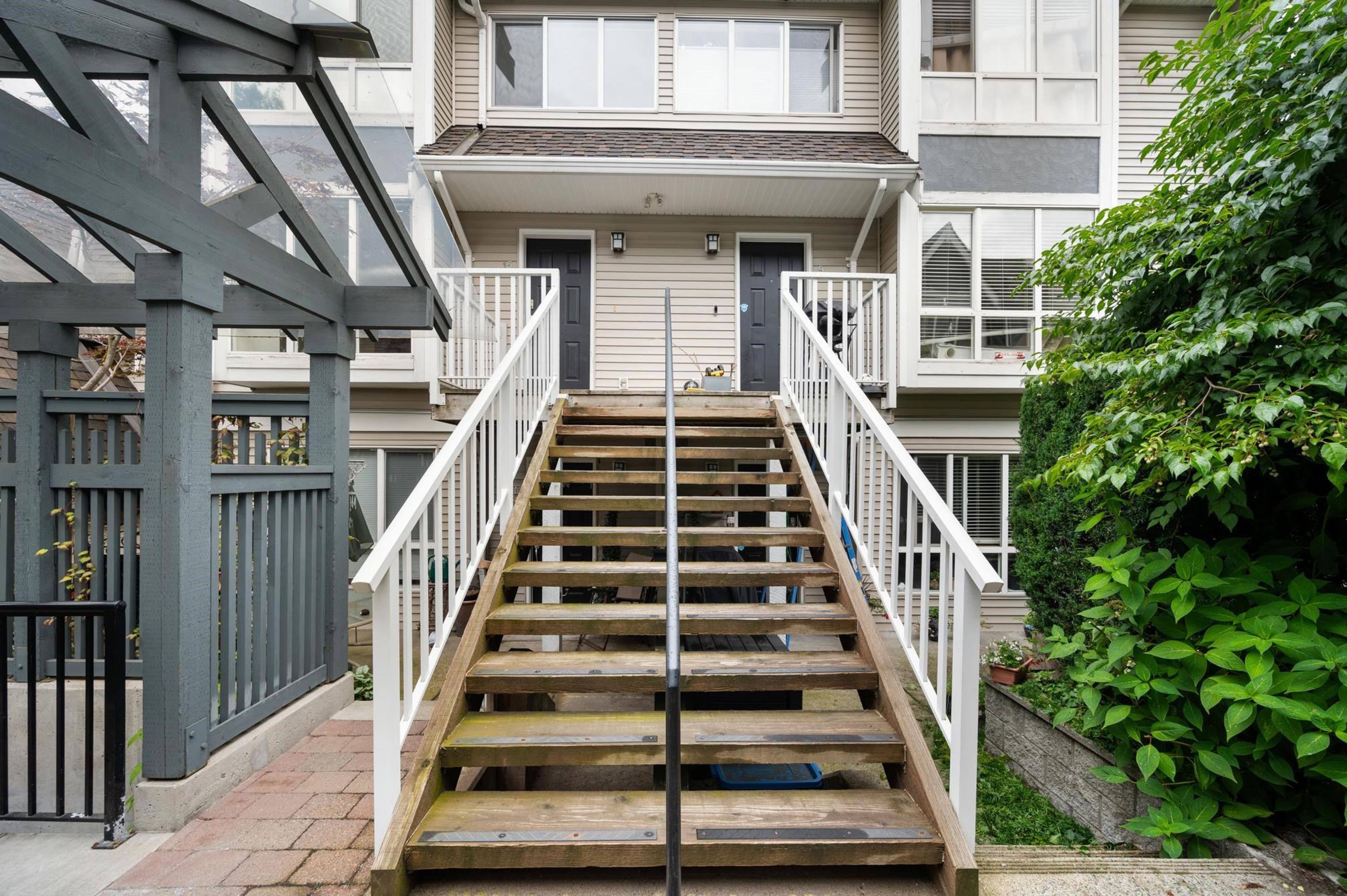 995 Lynn Valley Road, North Vancouver - Exteriors - Photo 2