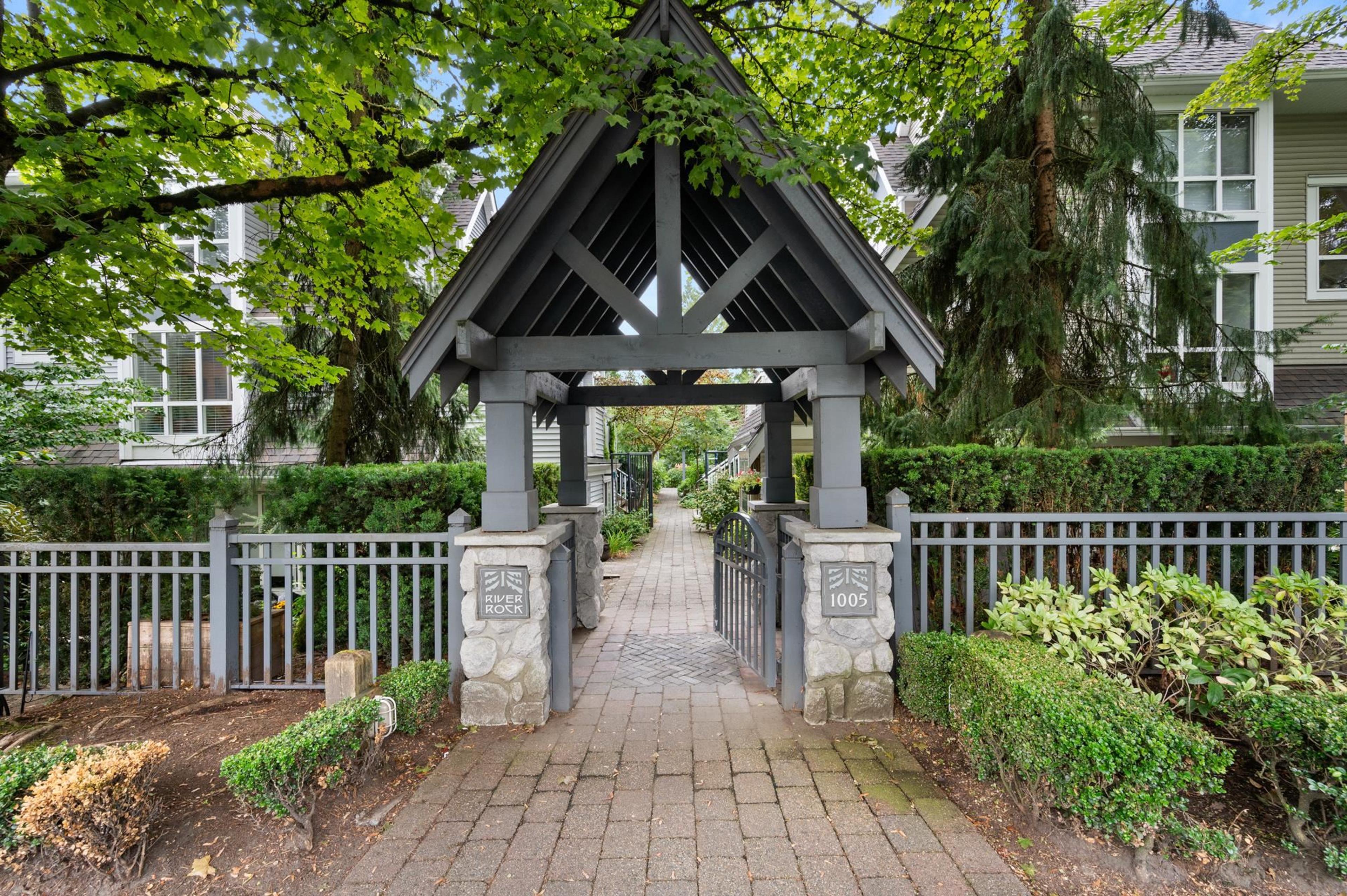 995 Lynn Valley Road, North Vancouver - Exteriors - Full Complex View - Photo 4