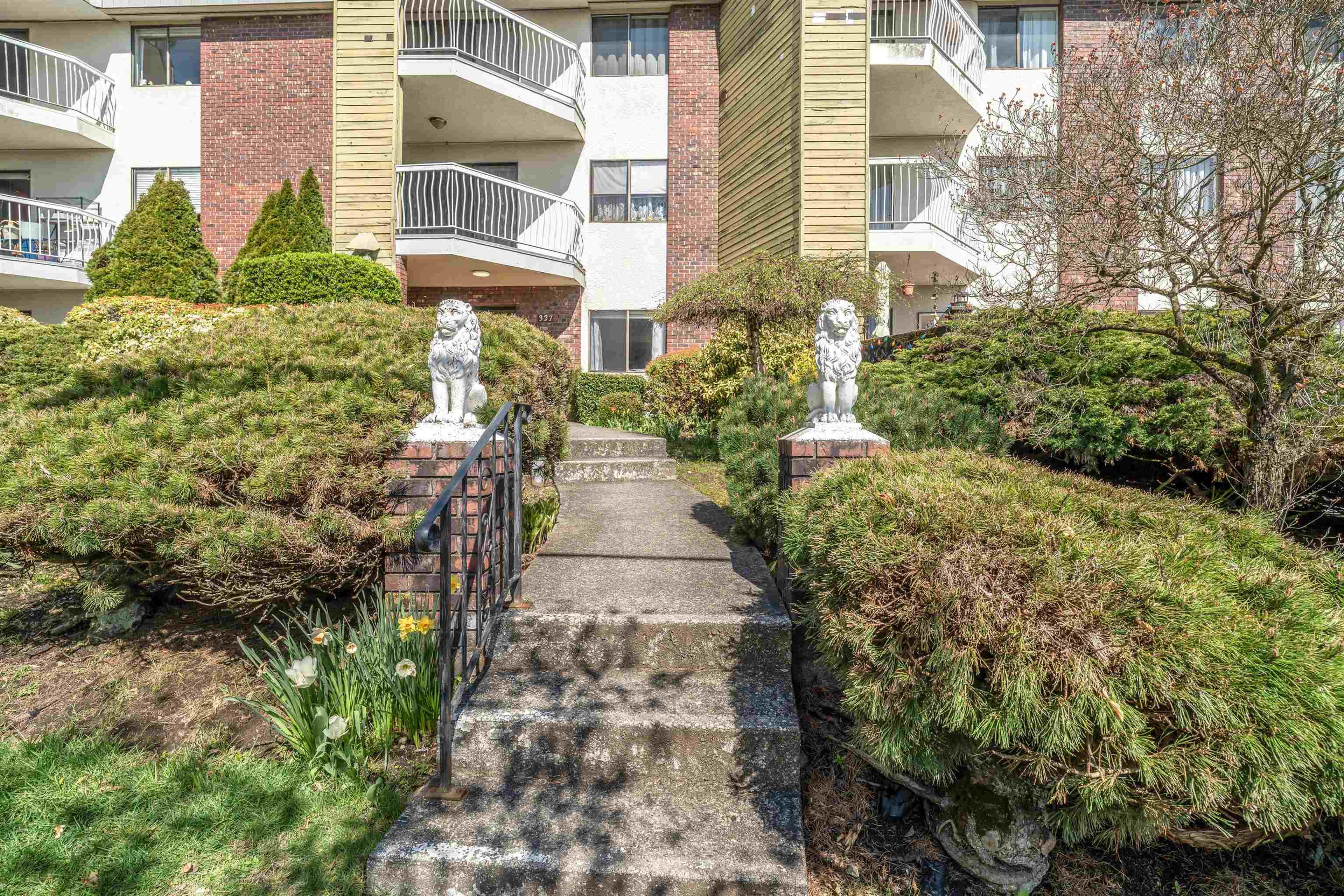 327 Ninth Street, New Westminster - Exteriors - Photo 2