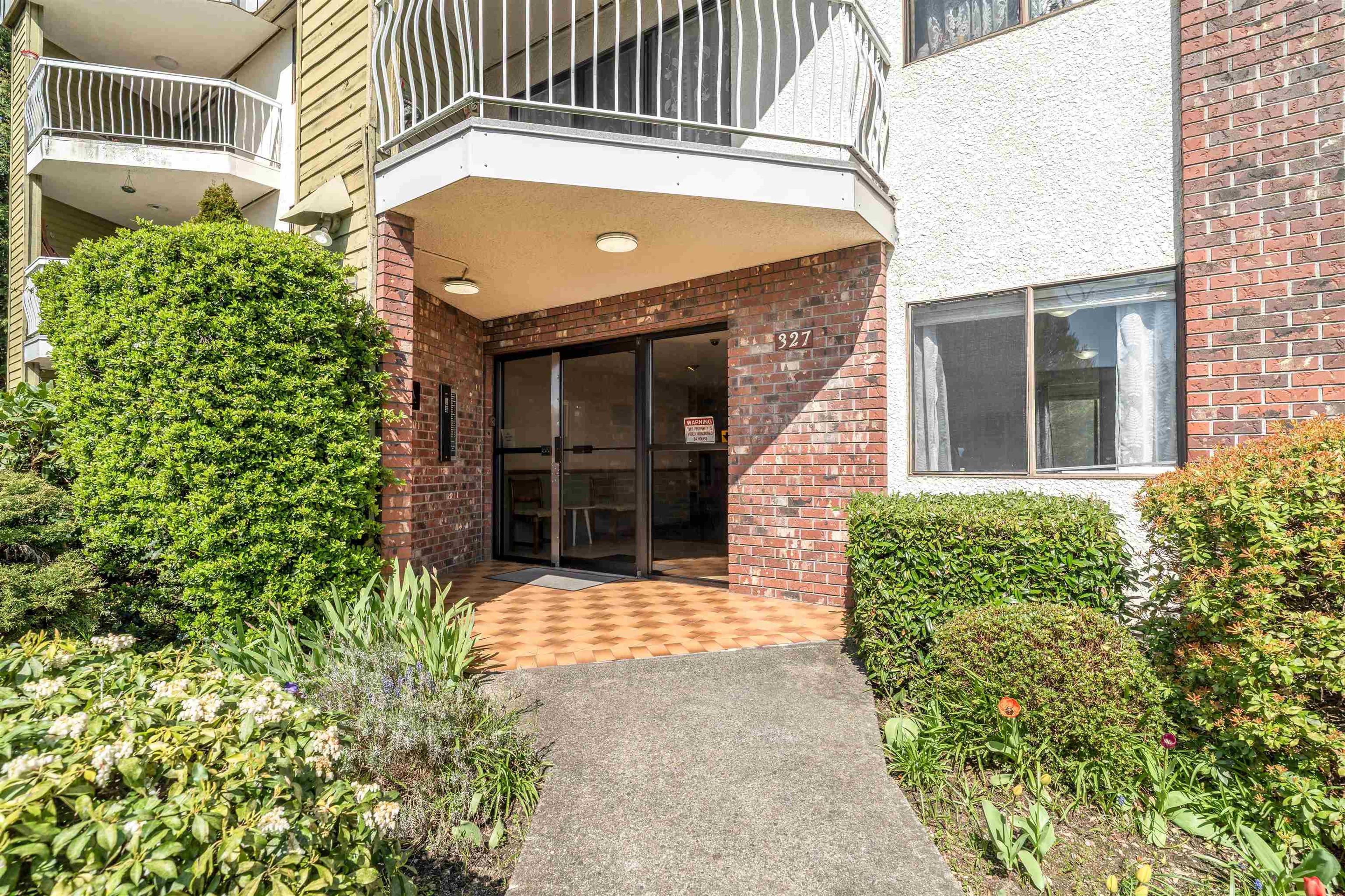 327 Ninth Street, New Westminster - Exteriors - Photo 4