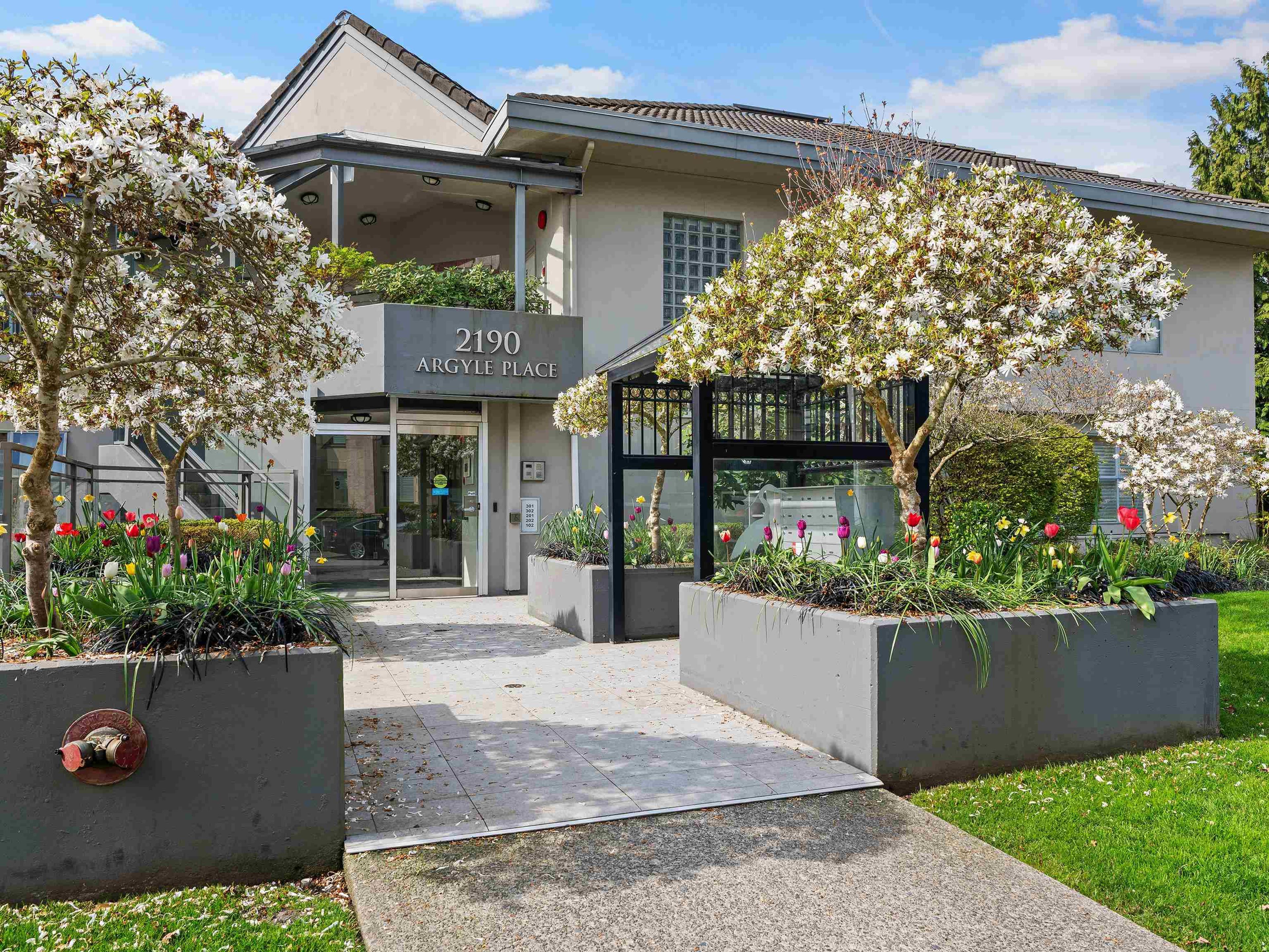 2190 Argyle Avenue, West Vancouver - Exteriors - Photo 4