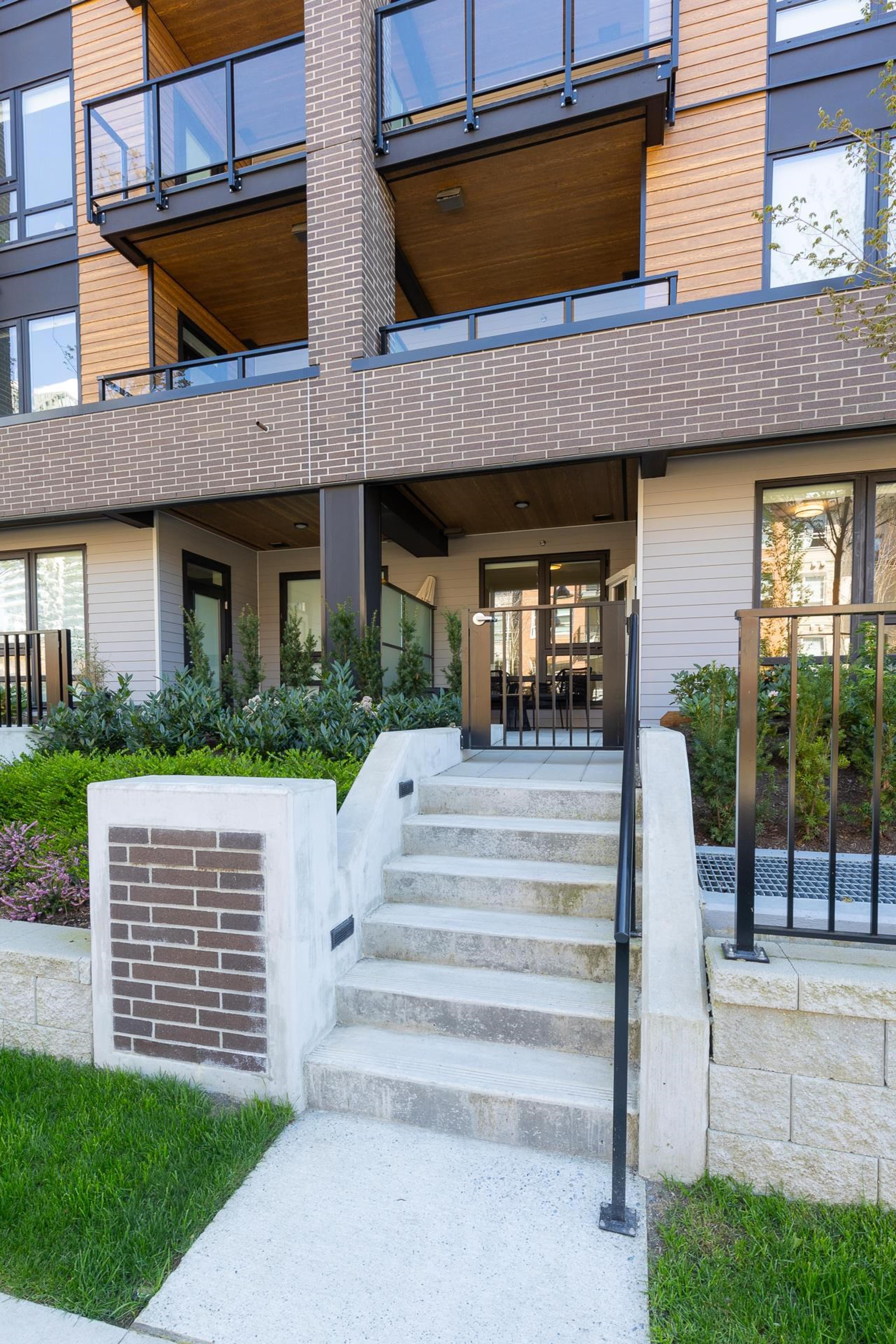 615 Cottonwood Avenue, Coquitlam - Exteriors - Photo 2