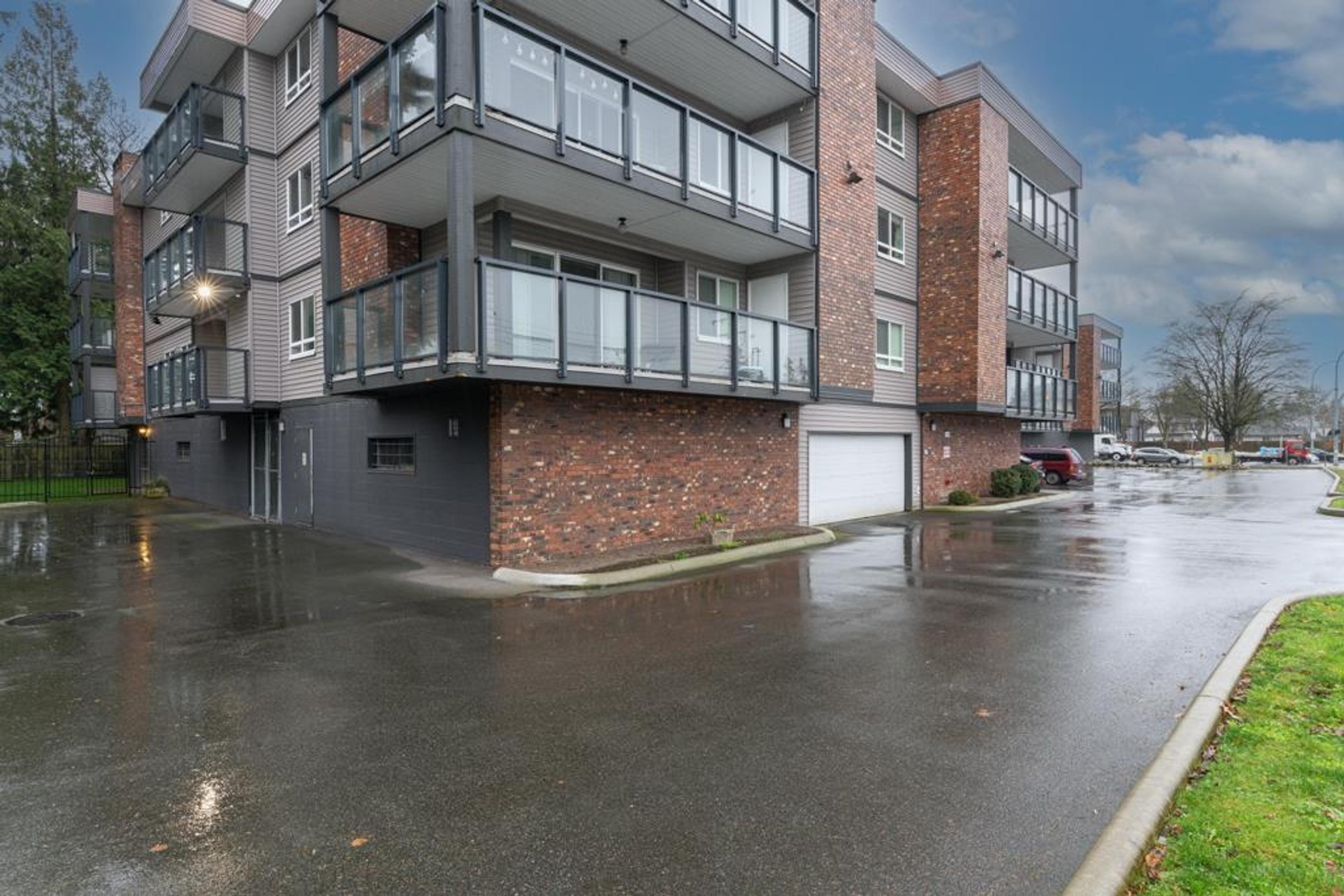 32040 Peardonville Road, Abbotsford - Exteriors - Photo 2