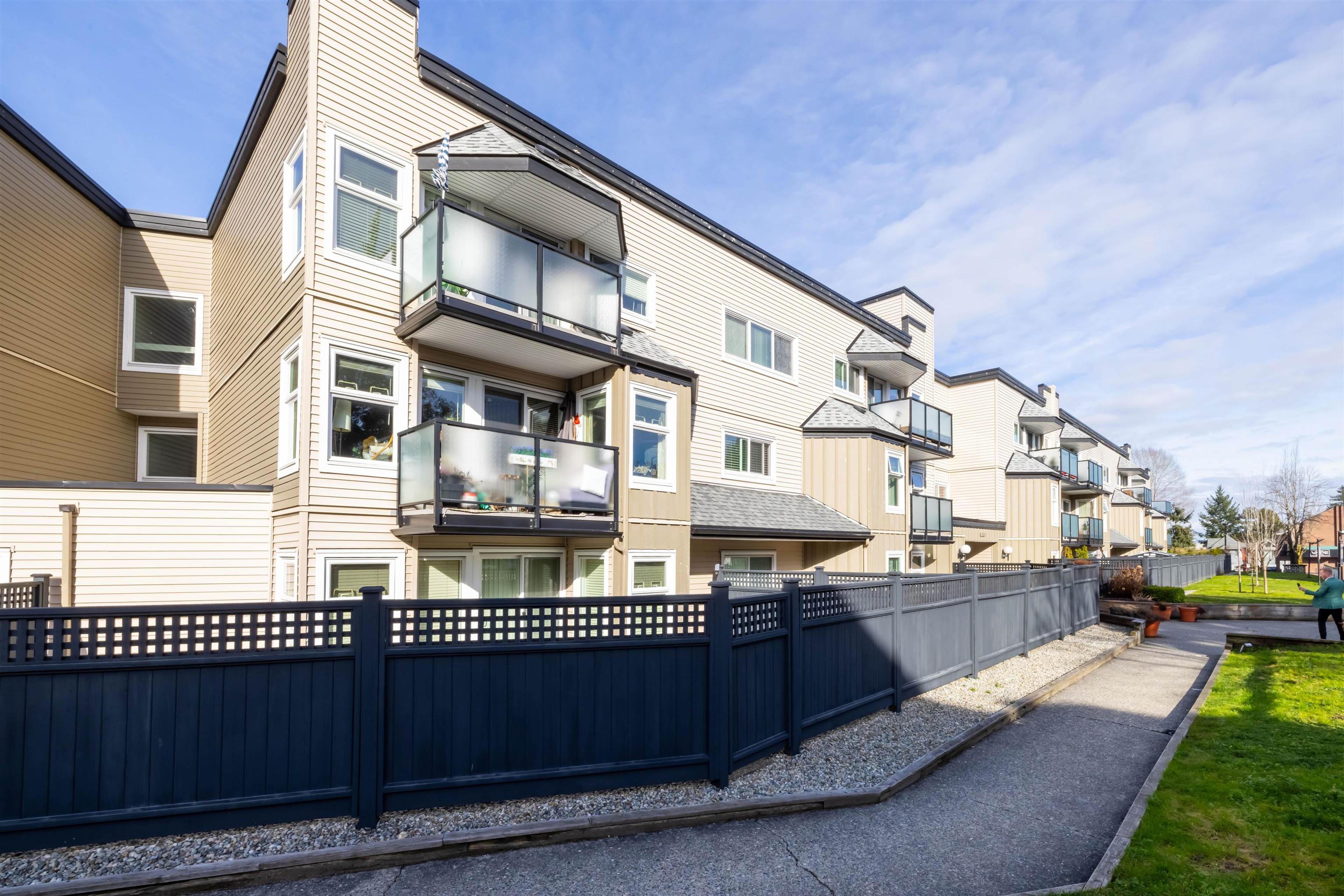 1850 Southmere Crescent, Surrey - Exteriors - Full Complex View - Photo 4