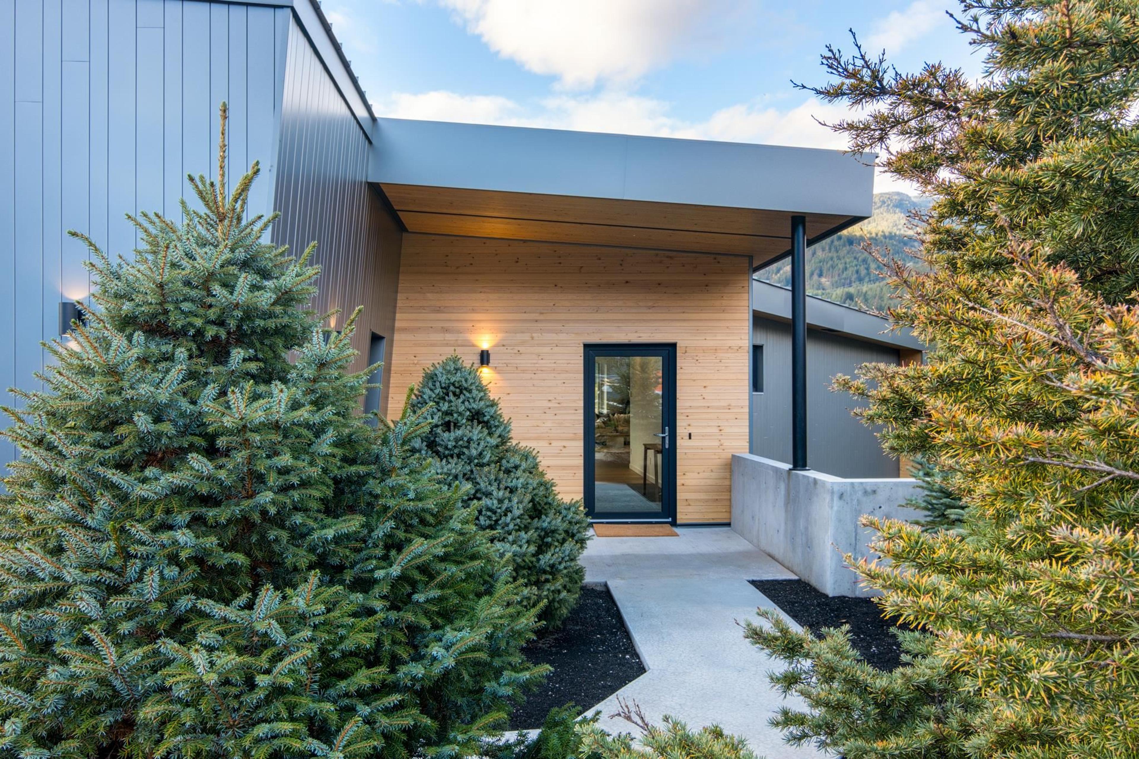 1780 Pinewood Drive, Pemberton - Exteriors - Photo 3