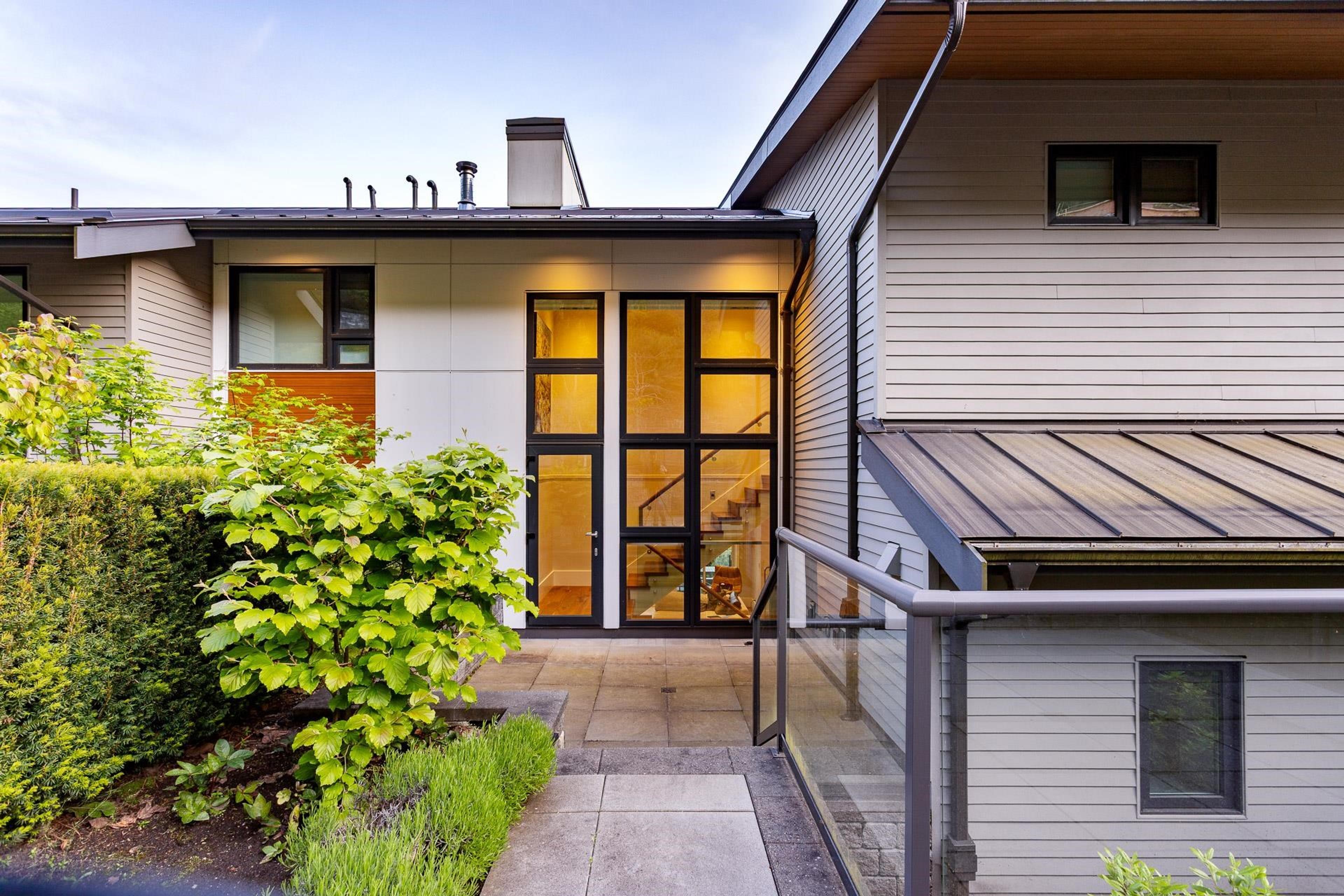 2825 Chippendale Road, West Vancouver - Exteriors - Photo 3