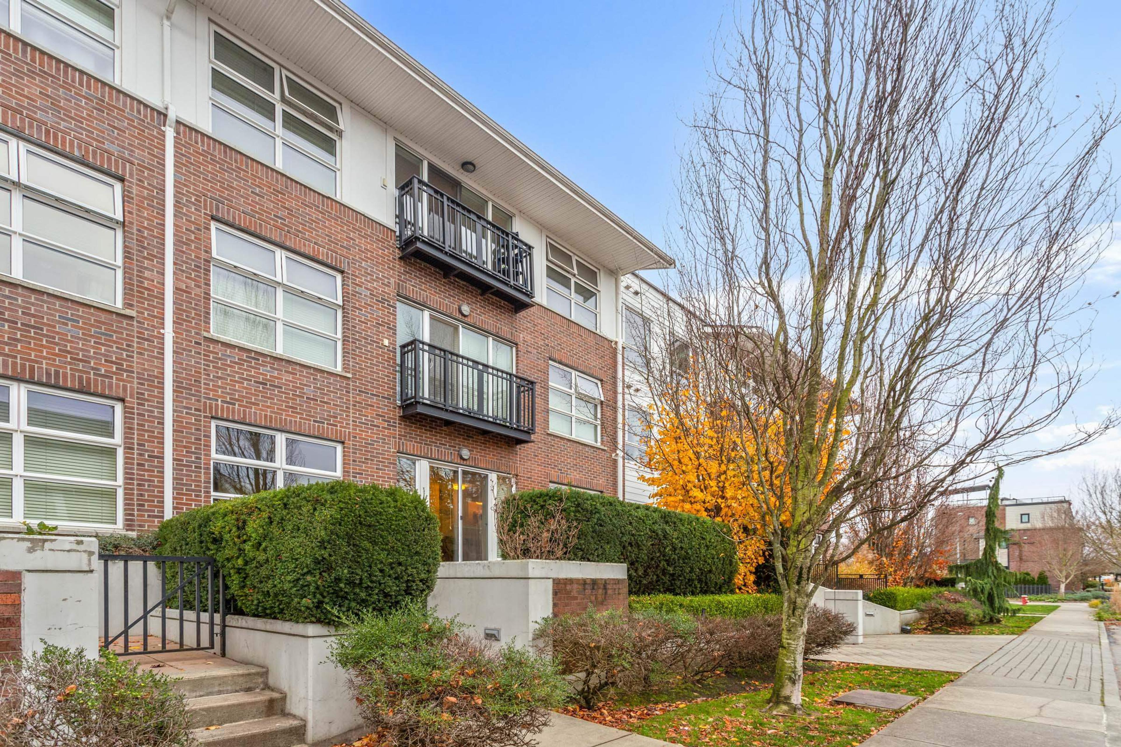 215 Brookes Street, New Westminster - Exteriors - Photo 2