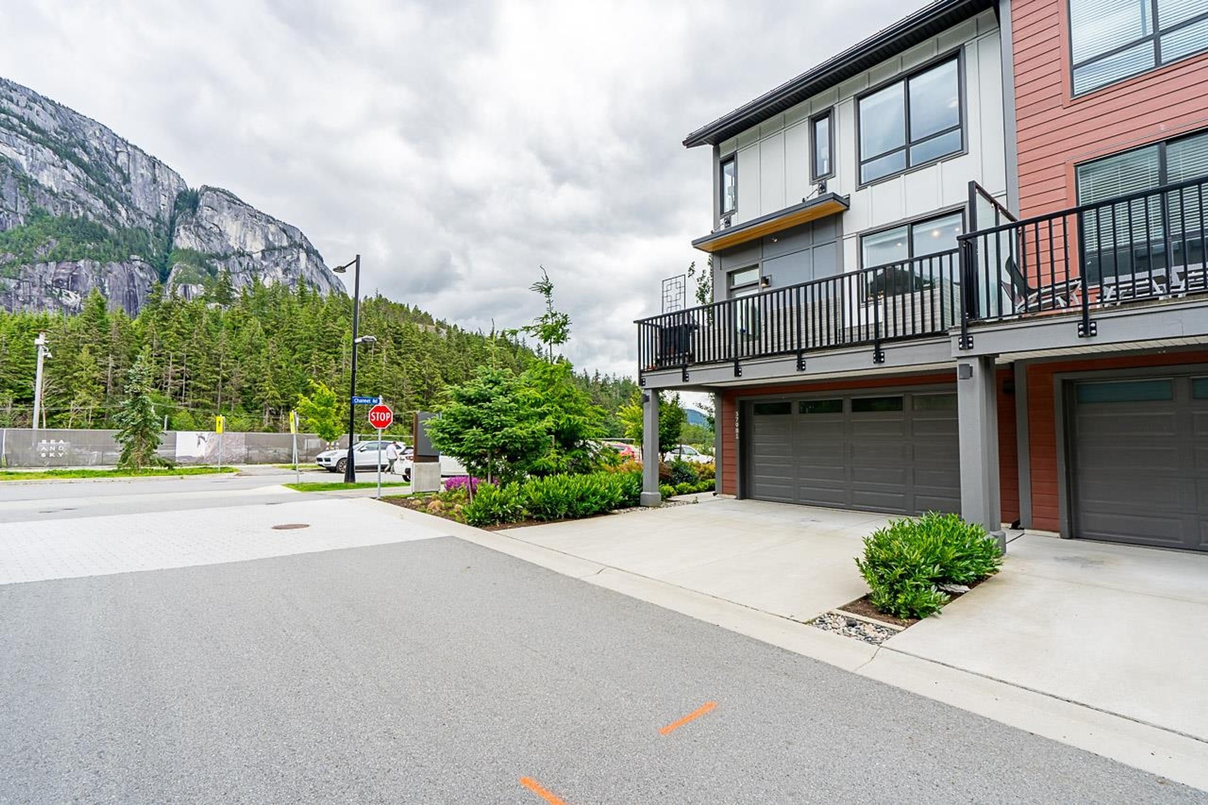 38043 Helm Way, Squamish - Exteriors - Photo 4