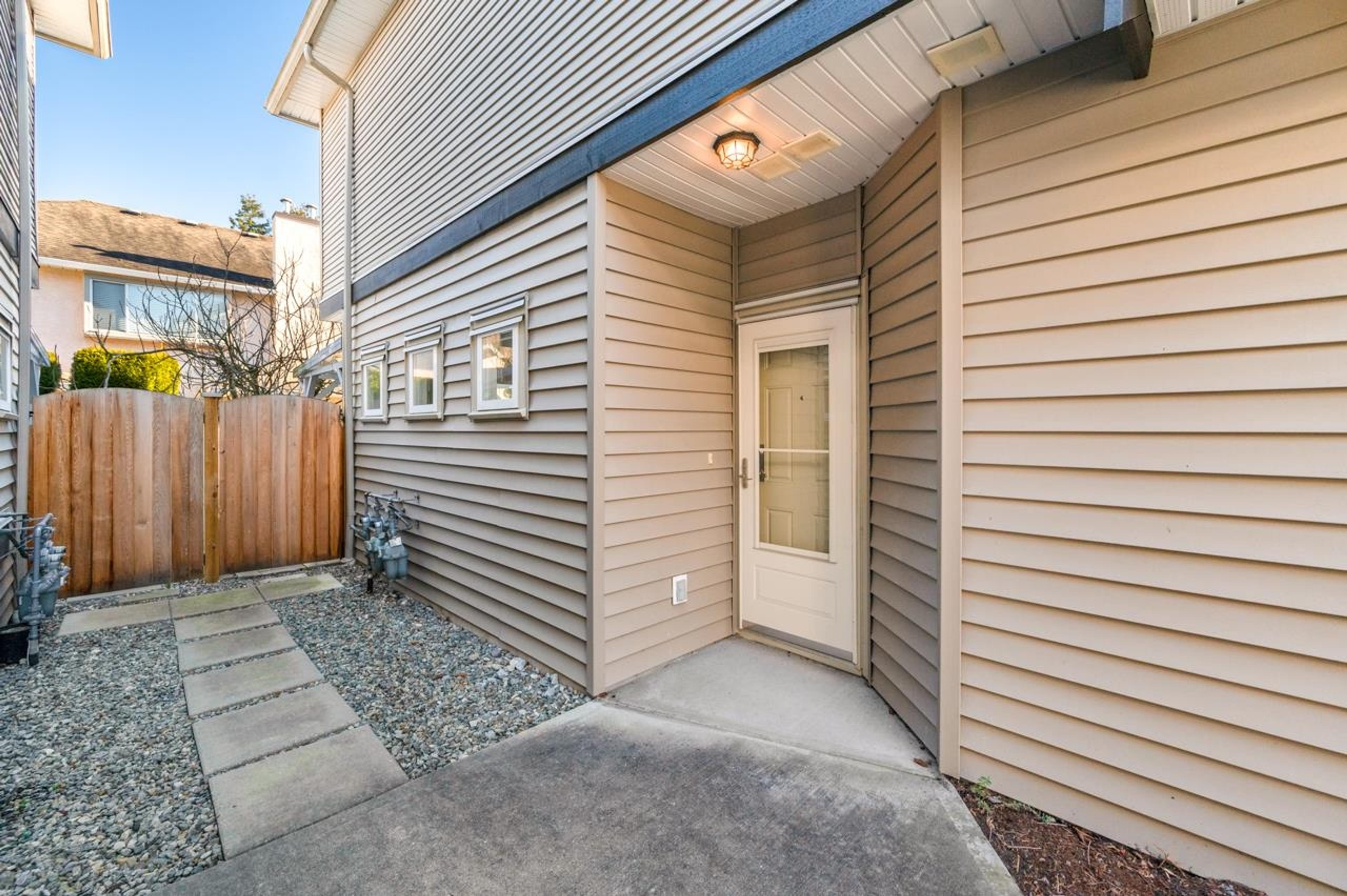 8271 Francis Road, Richmond - Exteriors - Photo 2