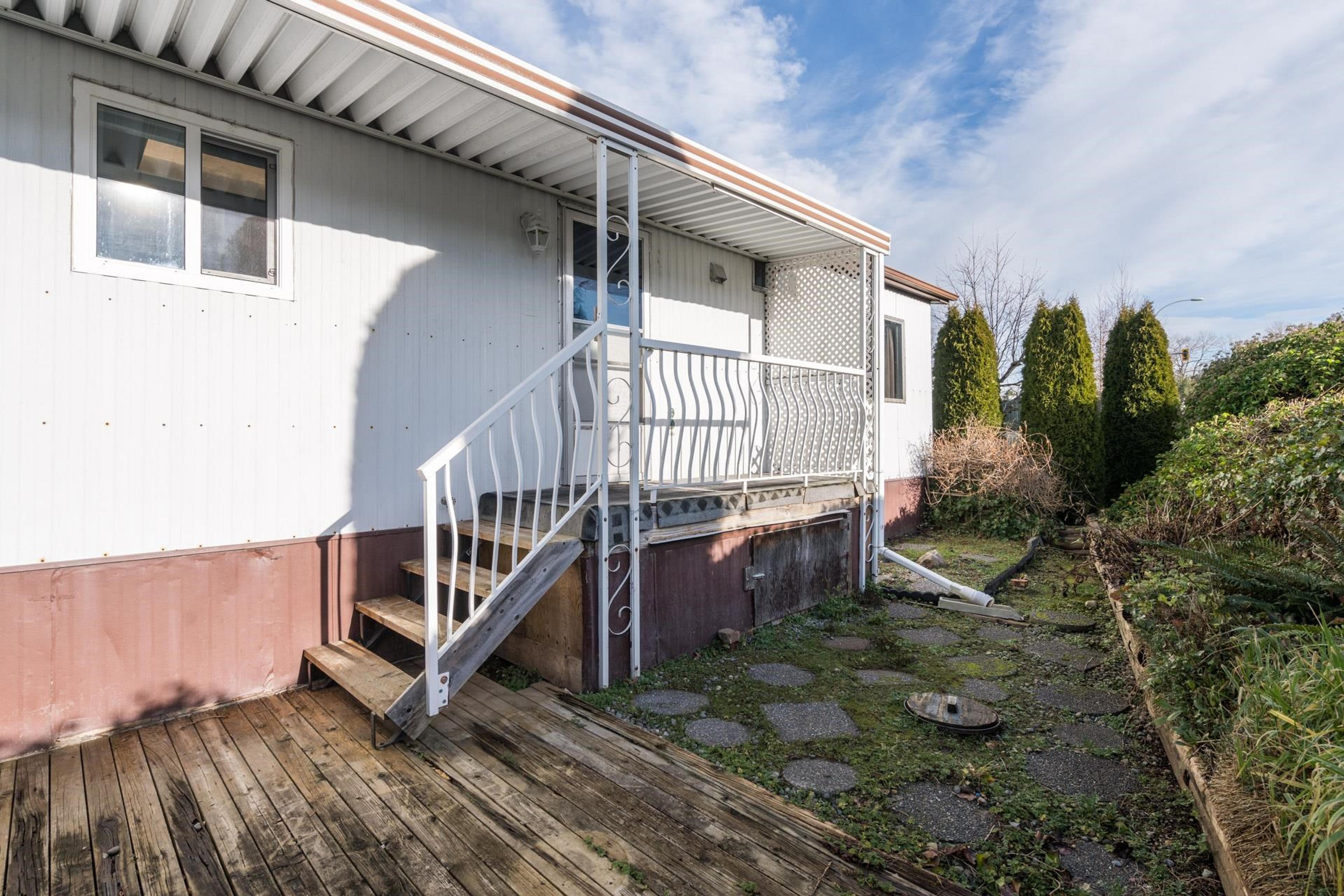 1640 162 Street, Surrey - Exteriors - Photo 3