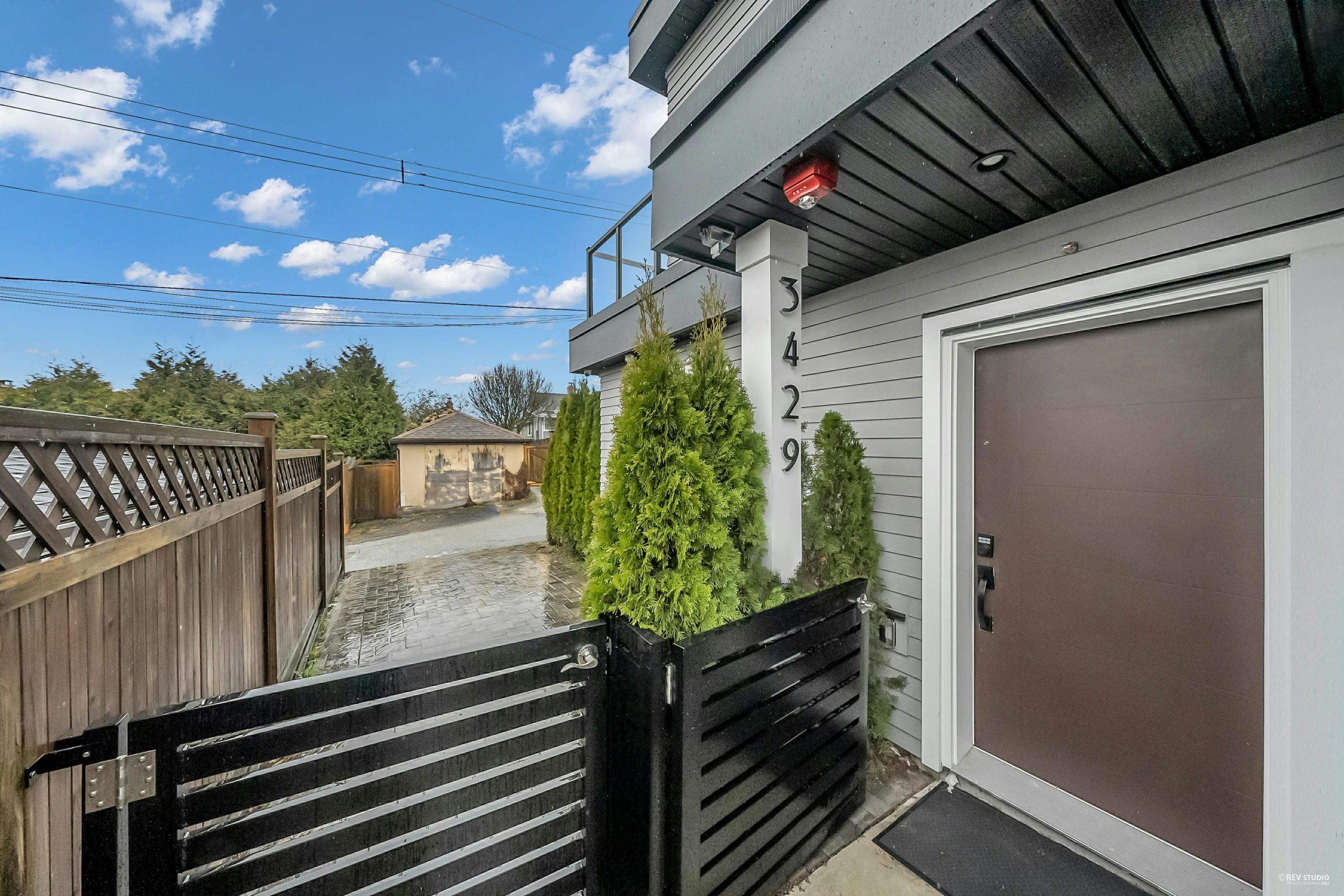 3429 Dundas Street, Vancouver - Exteriors - Photo 2