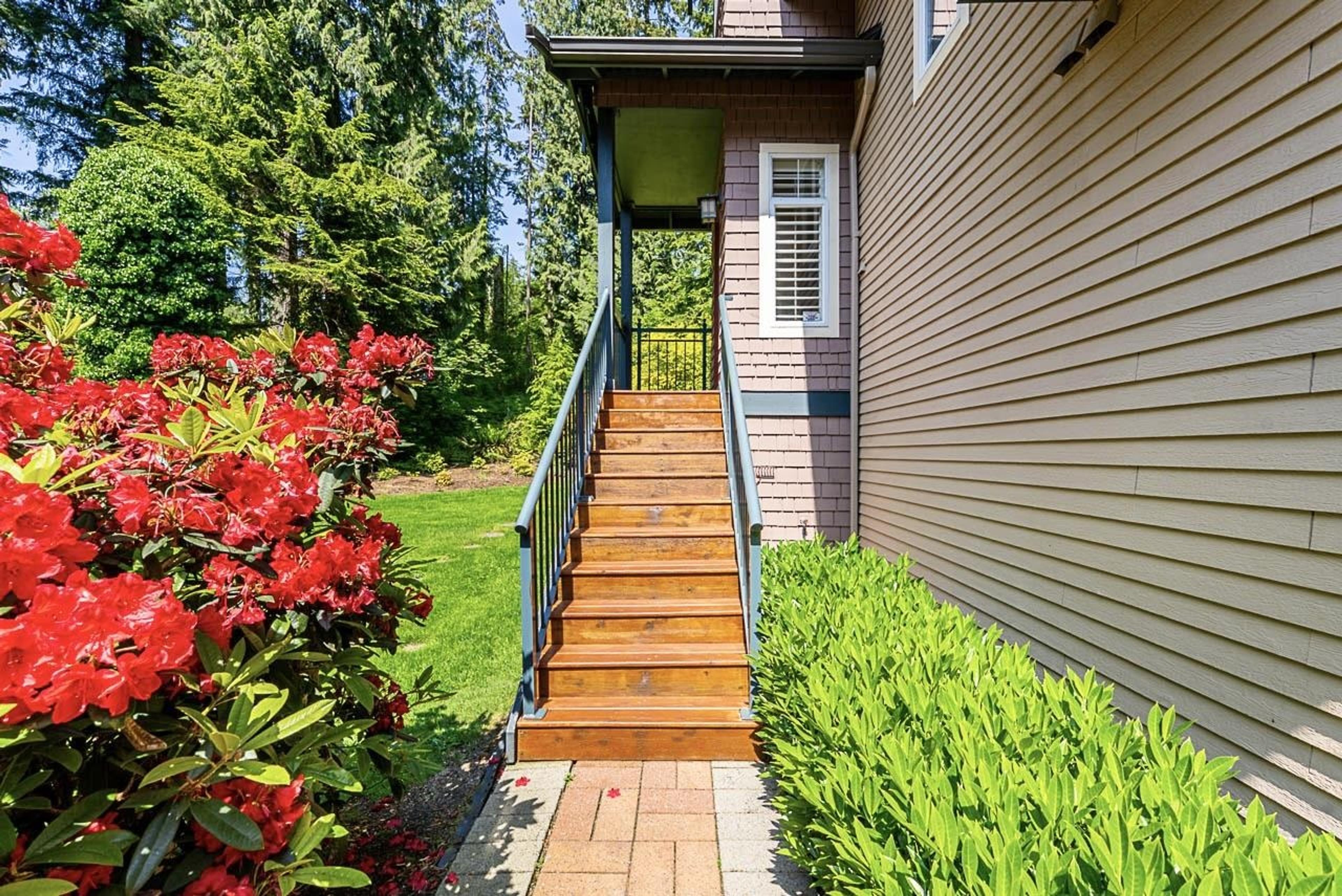 1174 Strathaven Drive, North Vancouver - Exteriors - Photo 2