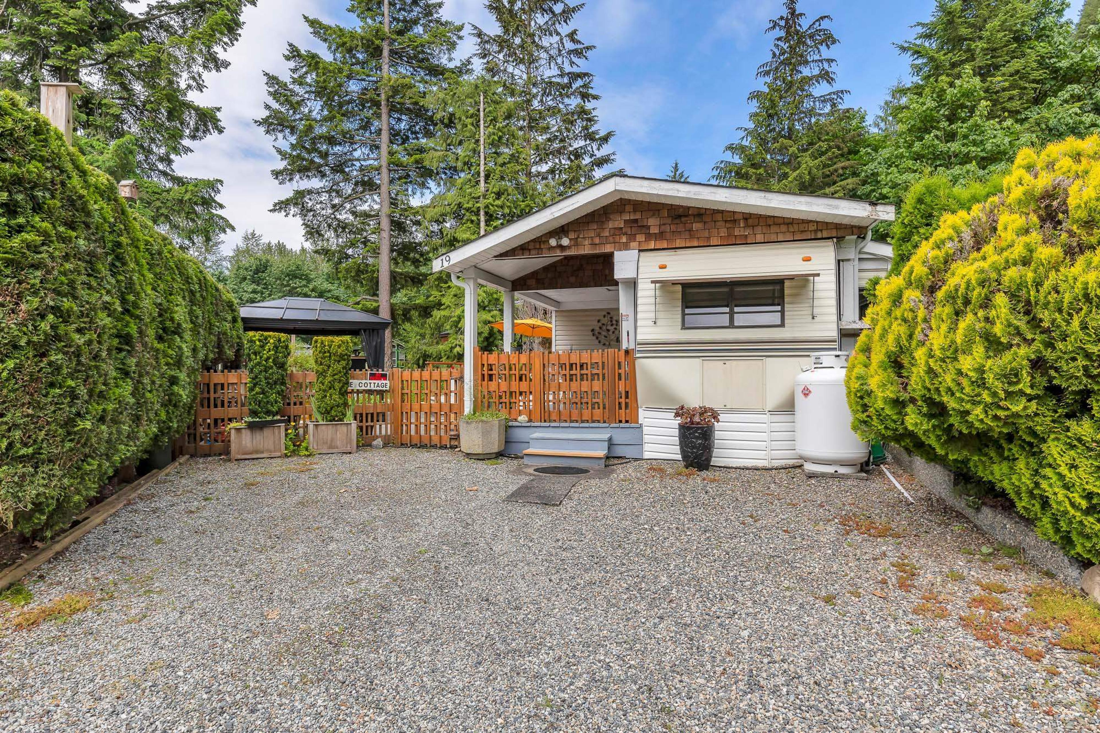 1650 Columbia Valley Road, Columbia Valley - Exteriors - Photo 2