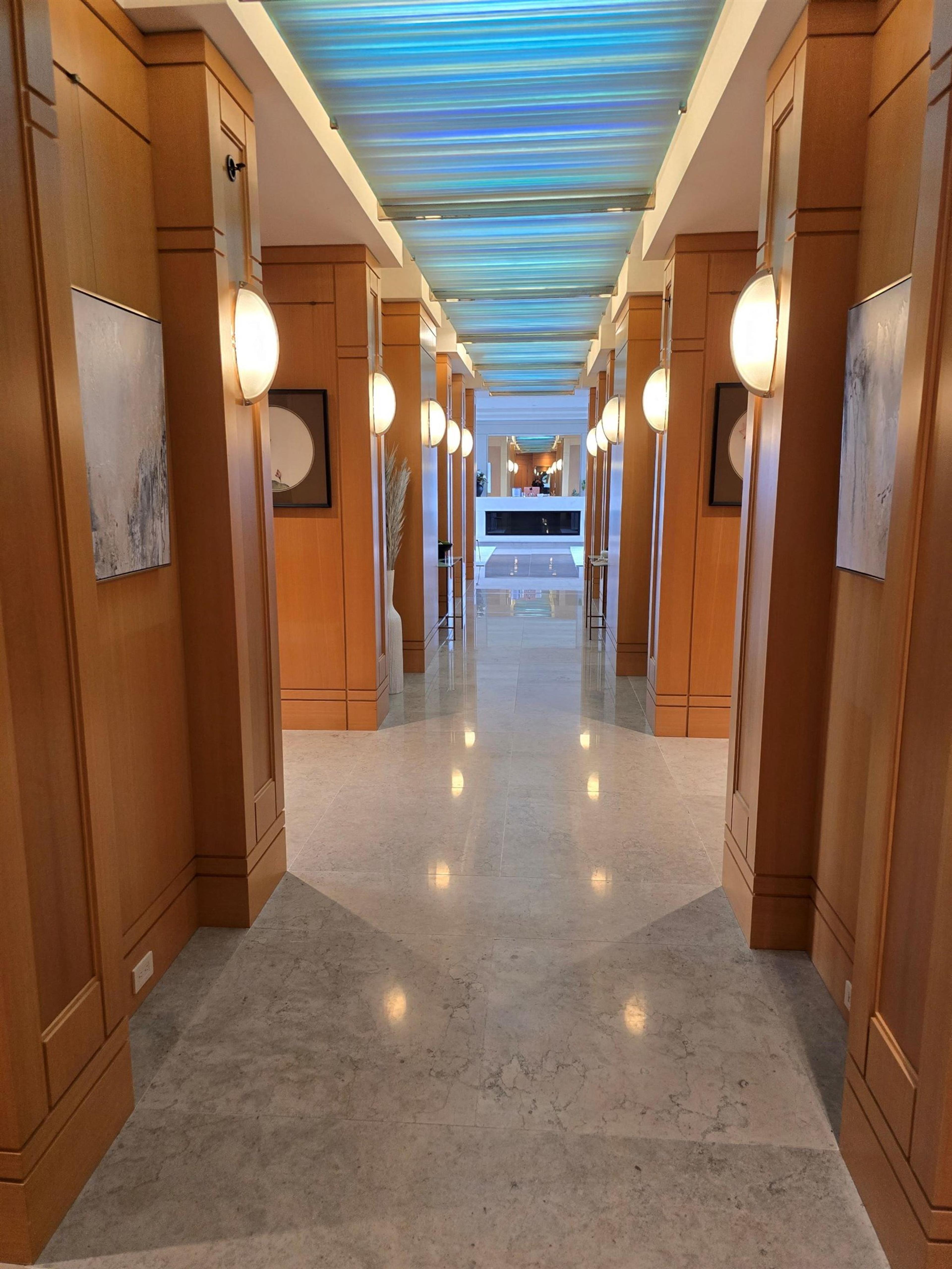 1550 Martin Street, White Rock - Common Areas - Lobbies / Hallways / Foyers - Photo 1