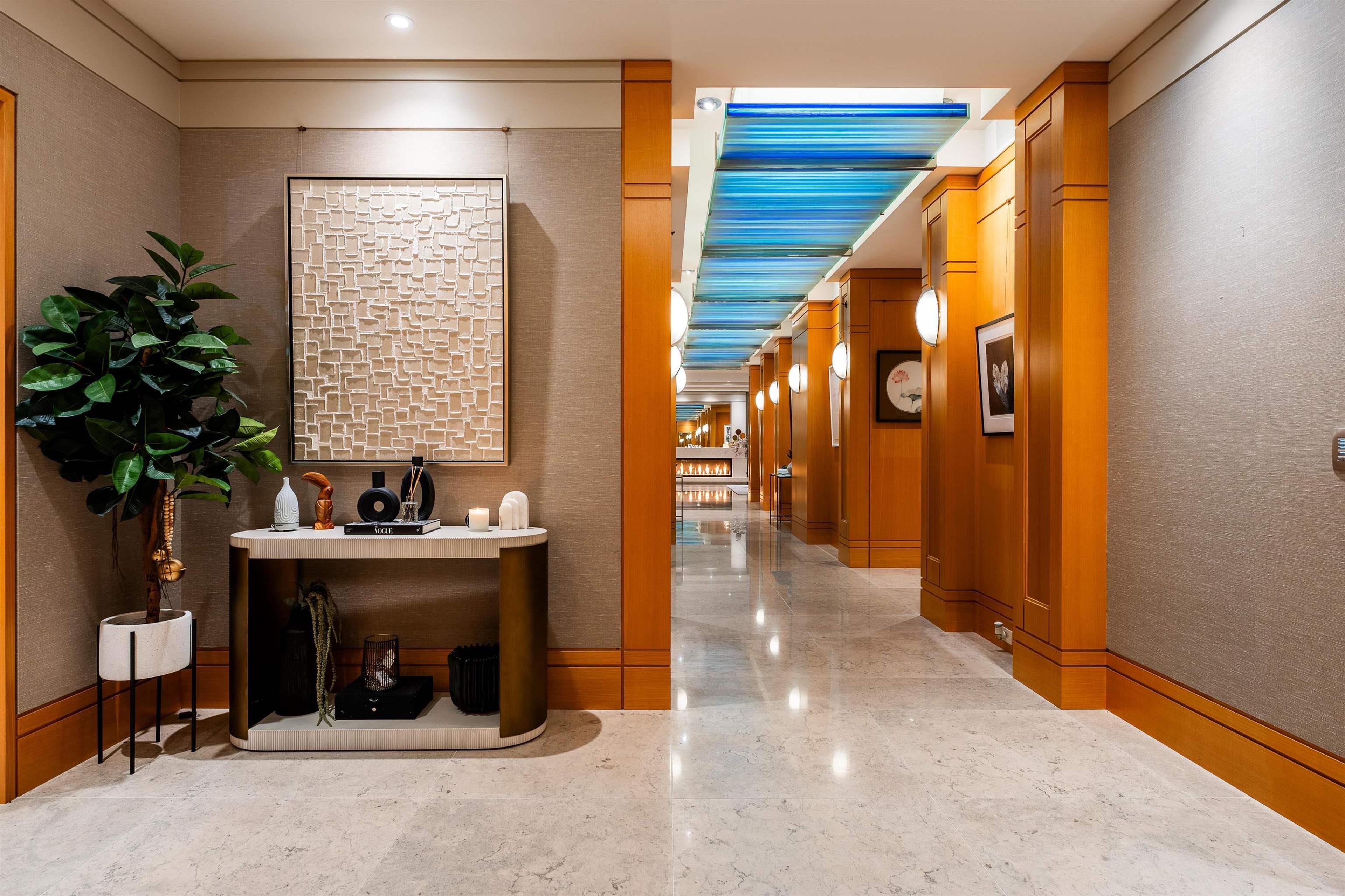 1550 Martin Street, White Rock - Common Areas - Lobbies / Hallways / Foyers - Photo 3