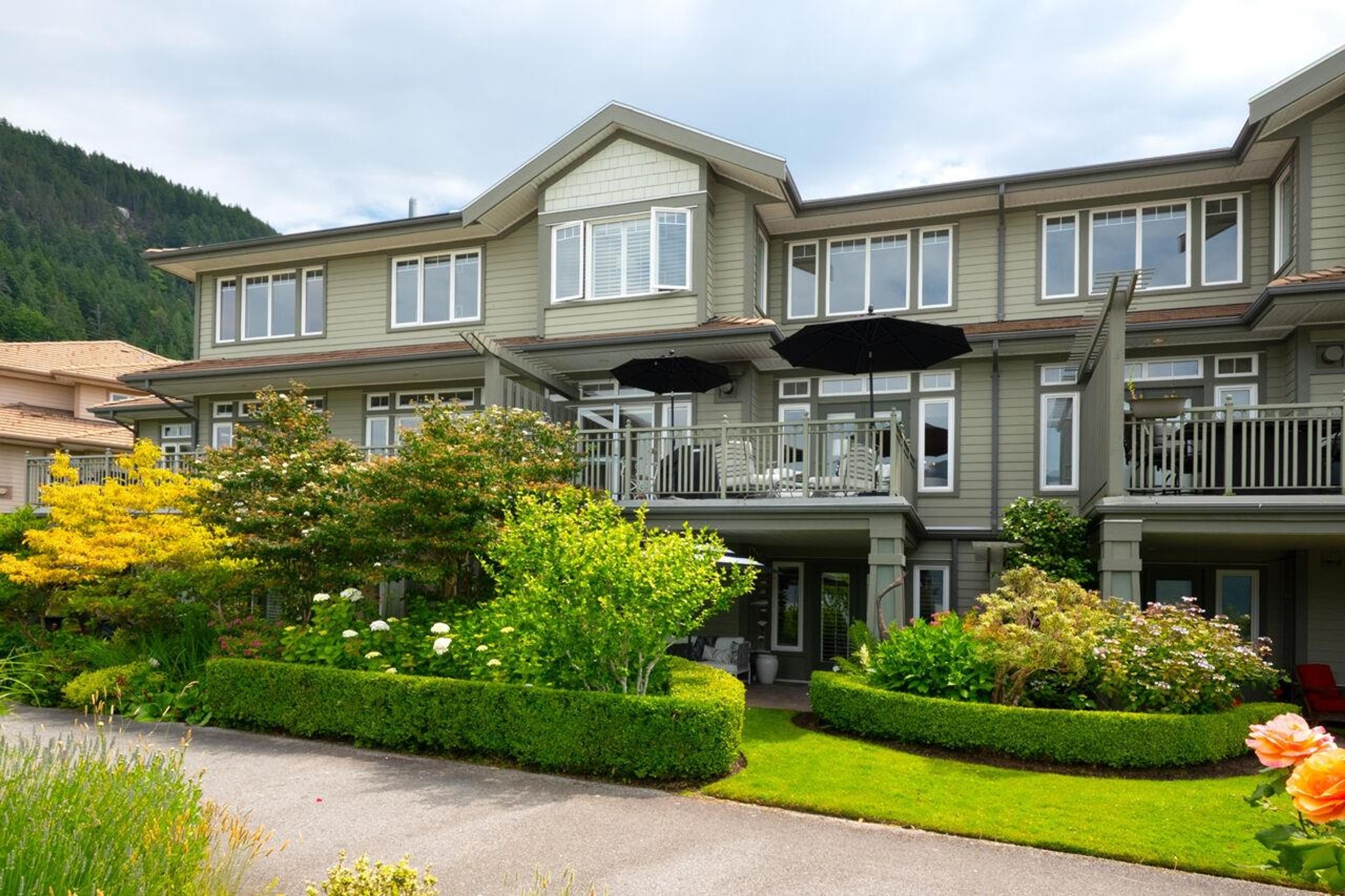 11 Beach Drive, West Vancouver - Exteriors - Full Complex View - Photo 1